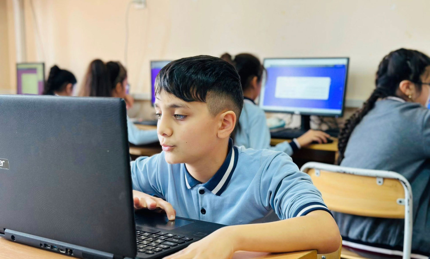 Məktəblərə paylanan kompüterlərin sayı artıb