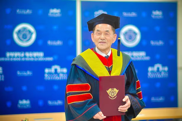 58 ildən sonra 83 yaşında magistr dərəcəsi aldı 