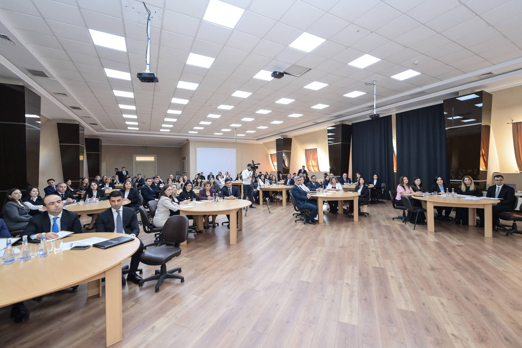 Elm və təhsil naziri yeni direktorlarla məktəb idarəetməsini müzakirə etdi