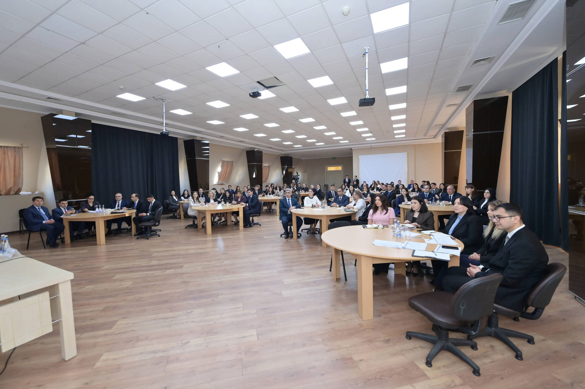 Elm və təhsil naziri yeni direktorlarla məktəb idarəetməsini müzakirə etdi