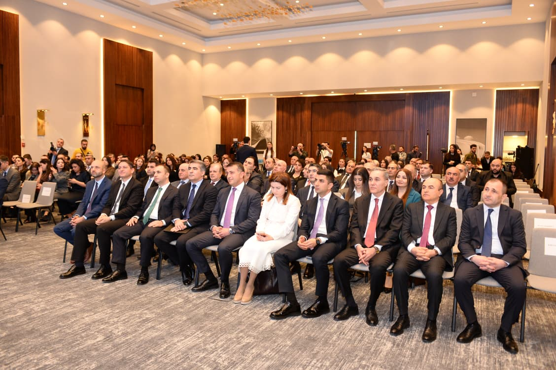 “TəhsilPlus” kartının təhsil işçilərinə təqdim olunmasına başlanılıb