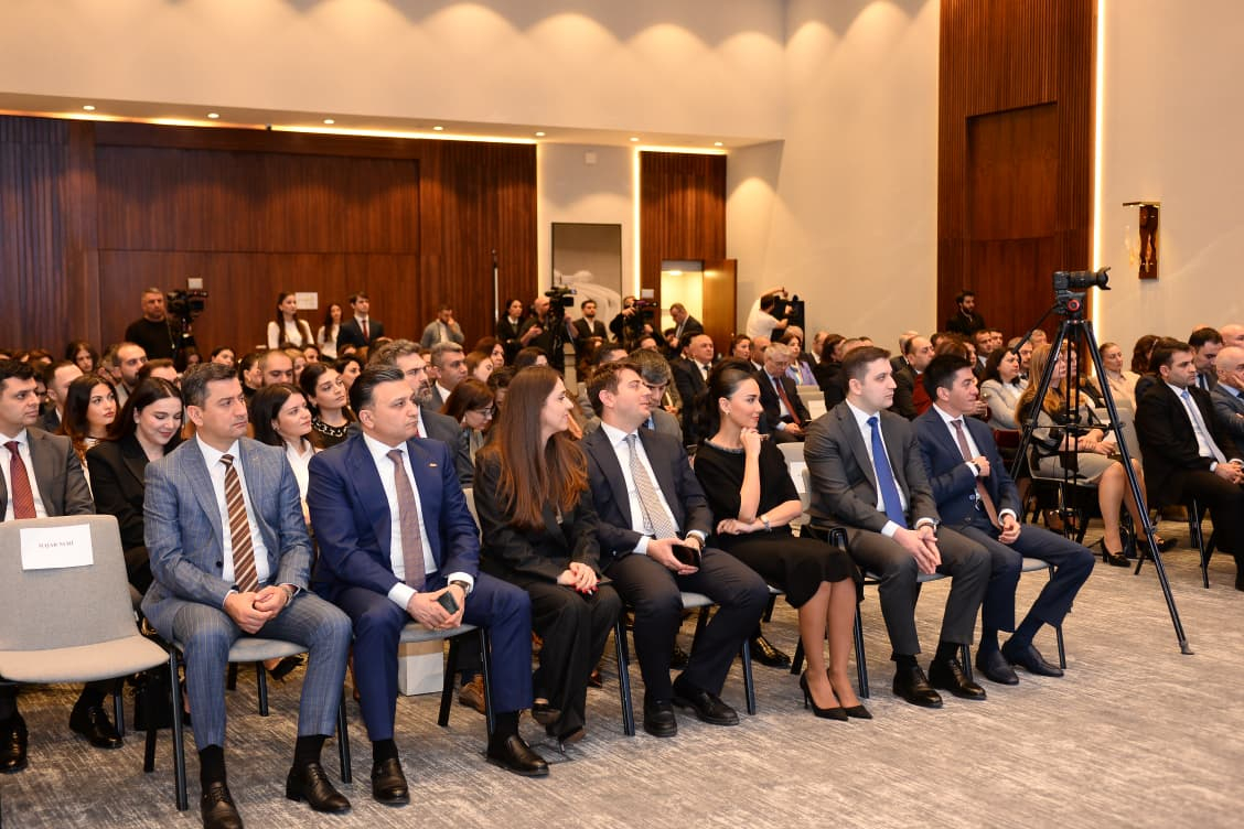 “TəhsilPlus” kartının təhsil işçilərinə təqdim olunmasına başlanılıb