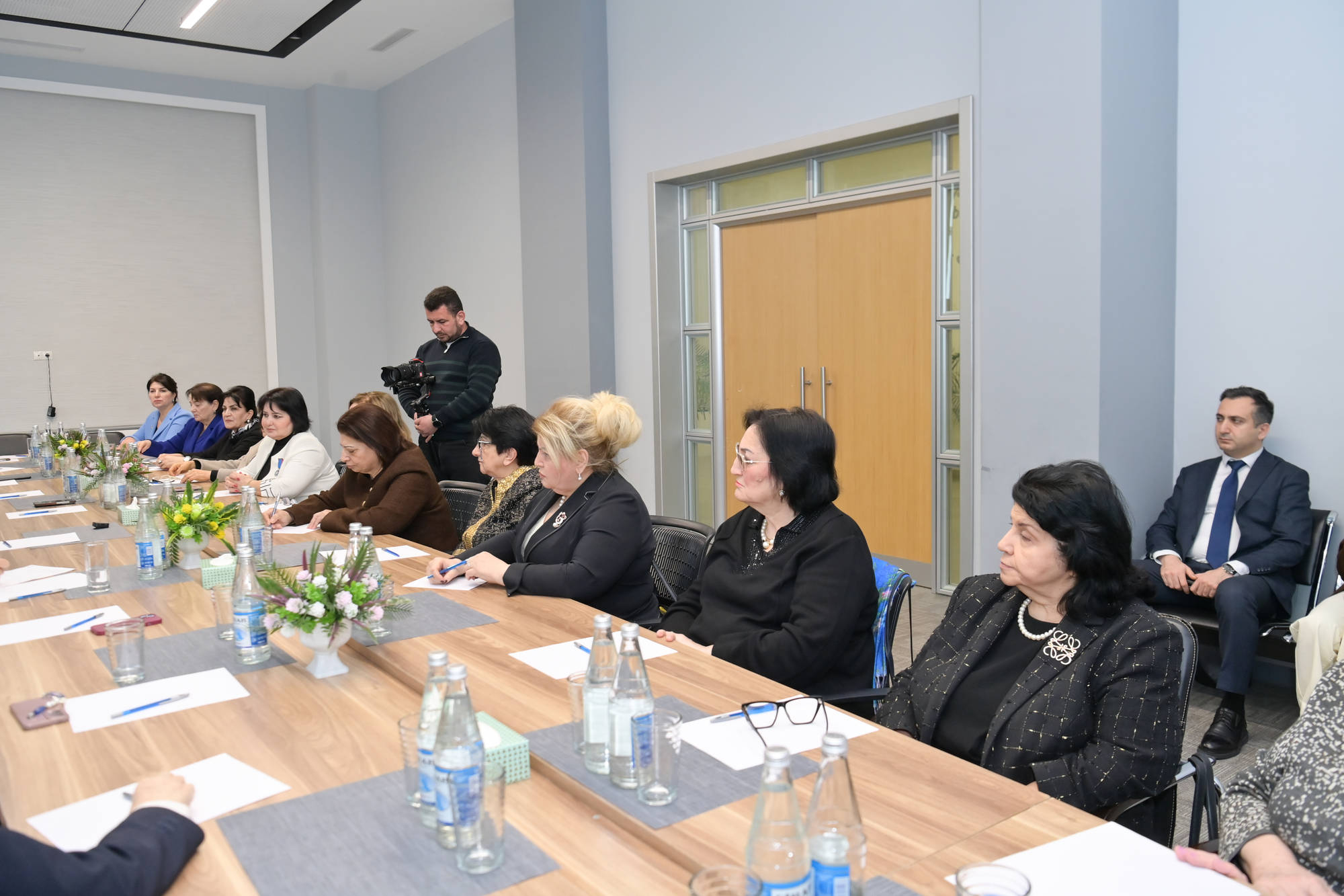 Elm və təhsil naziri təqaüddə olan qabaqcıl qadın təhsil işçiləri ilə görüş keçirib