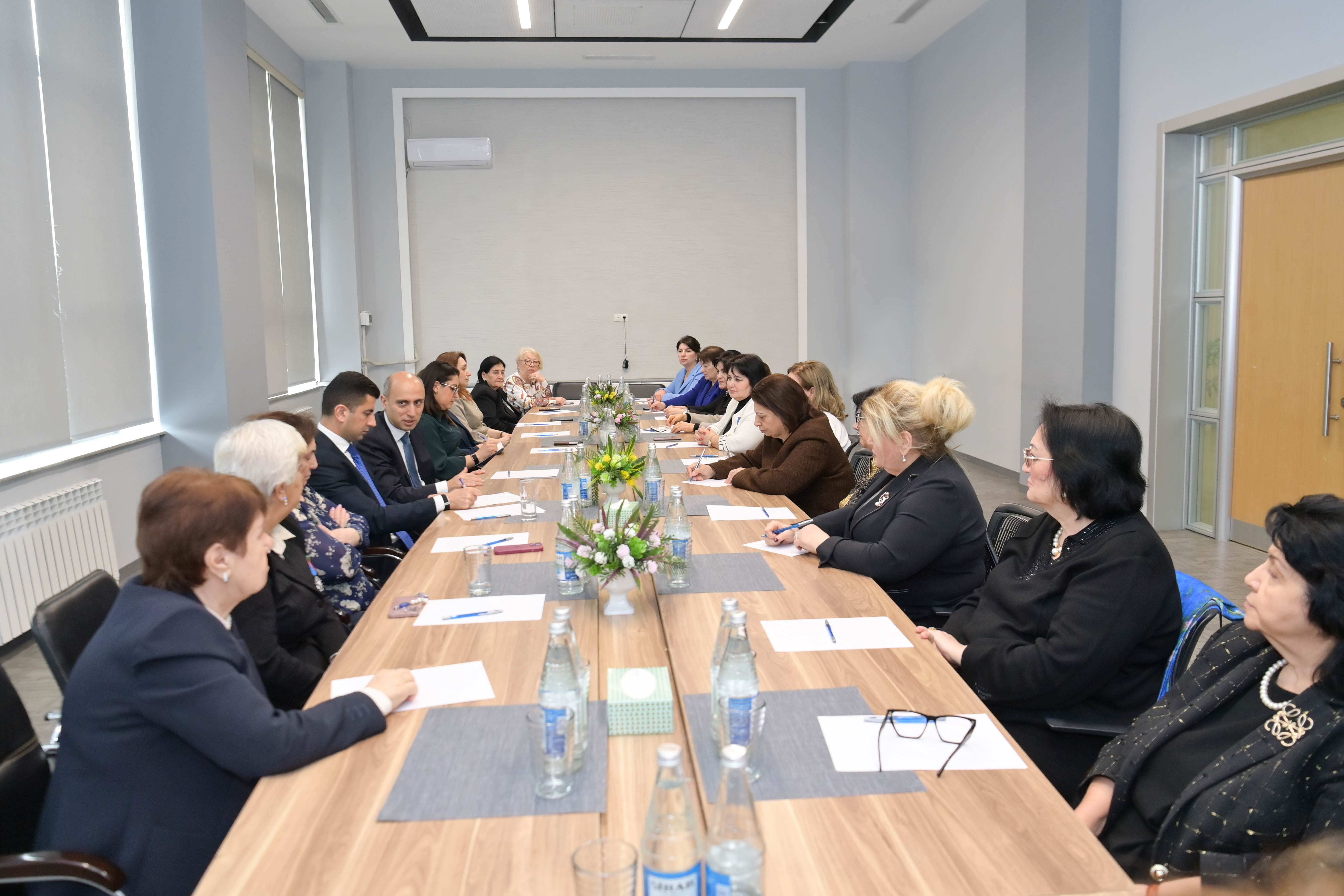 Elm və təhsil naziri təqaüddə olan qabaqcıl qadın təhsil işçiləri ilə görüş keçirib