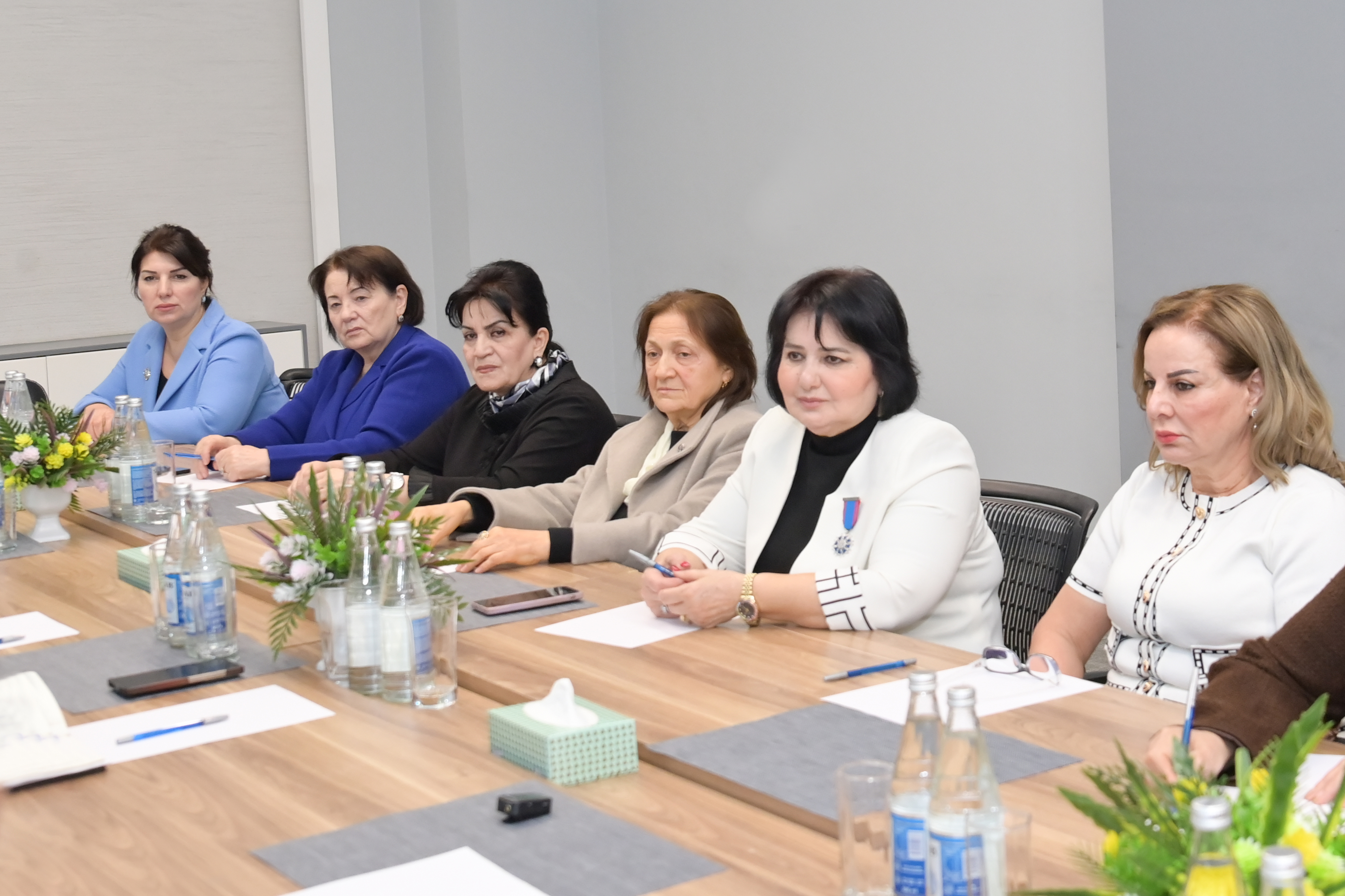 Elm və təhsil naziri təqaüddə olan qabaqcıl qadın təhsil işçiləri ilə görüş keçirib