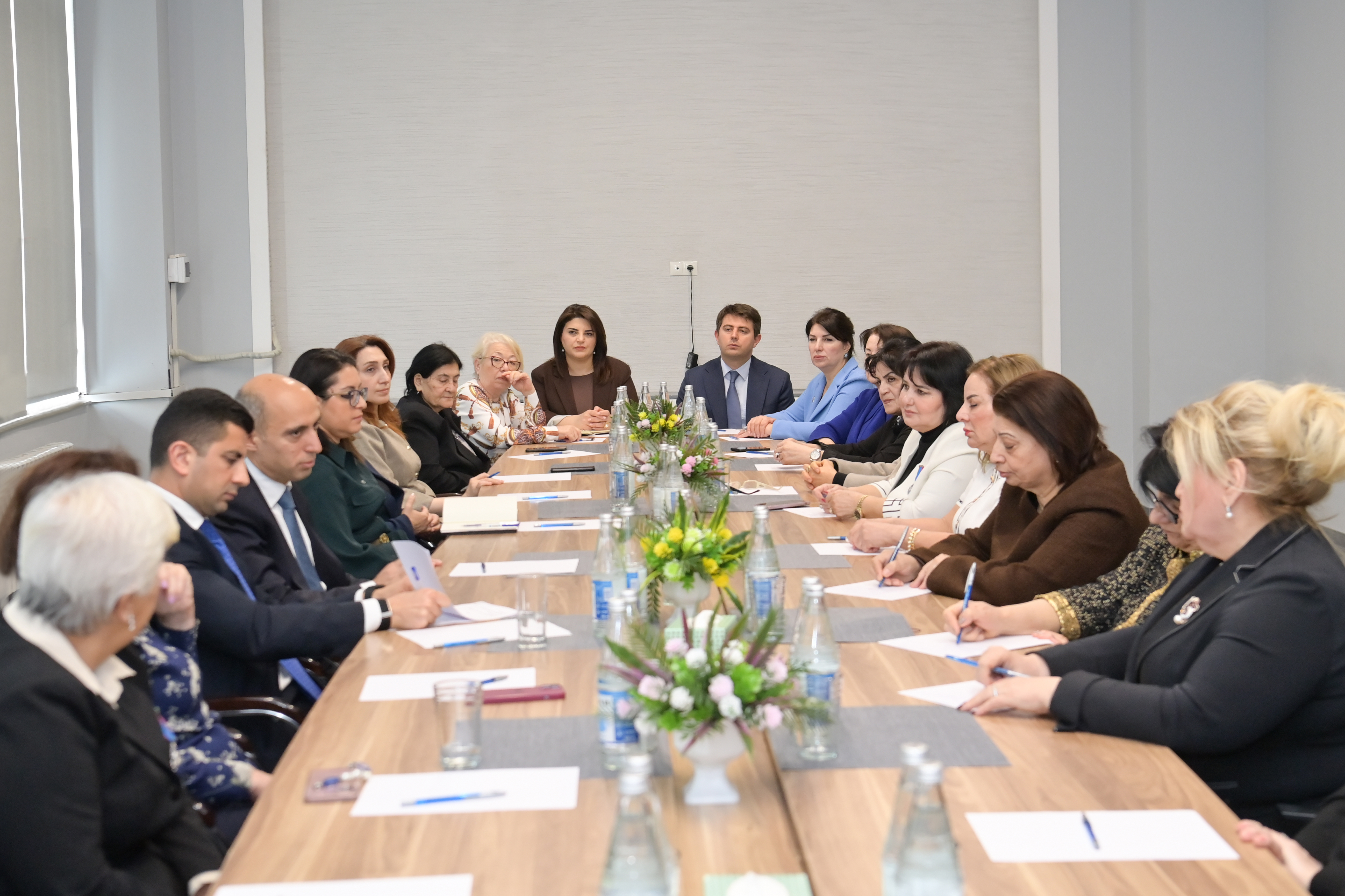 Elm və təhsil naziri təqaüddə olan qabaqcıl qadın təhsil işçiləri ilə görüş keçirib