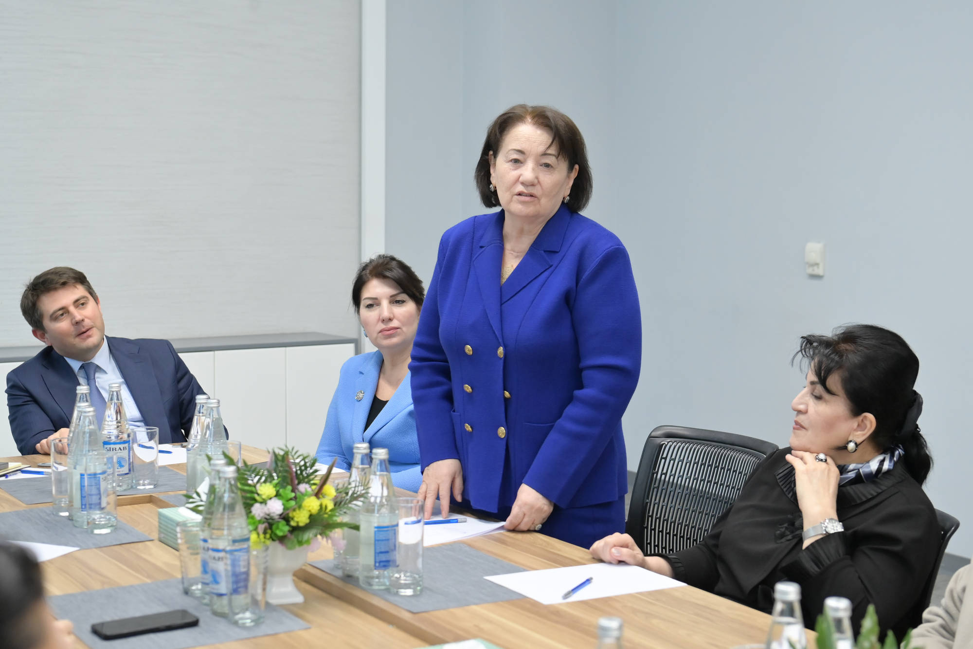 Elm və təhsil naziri təqaüddə olan qabaqcıl qadın təhsil işçiləri ilə görüş keçirib