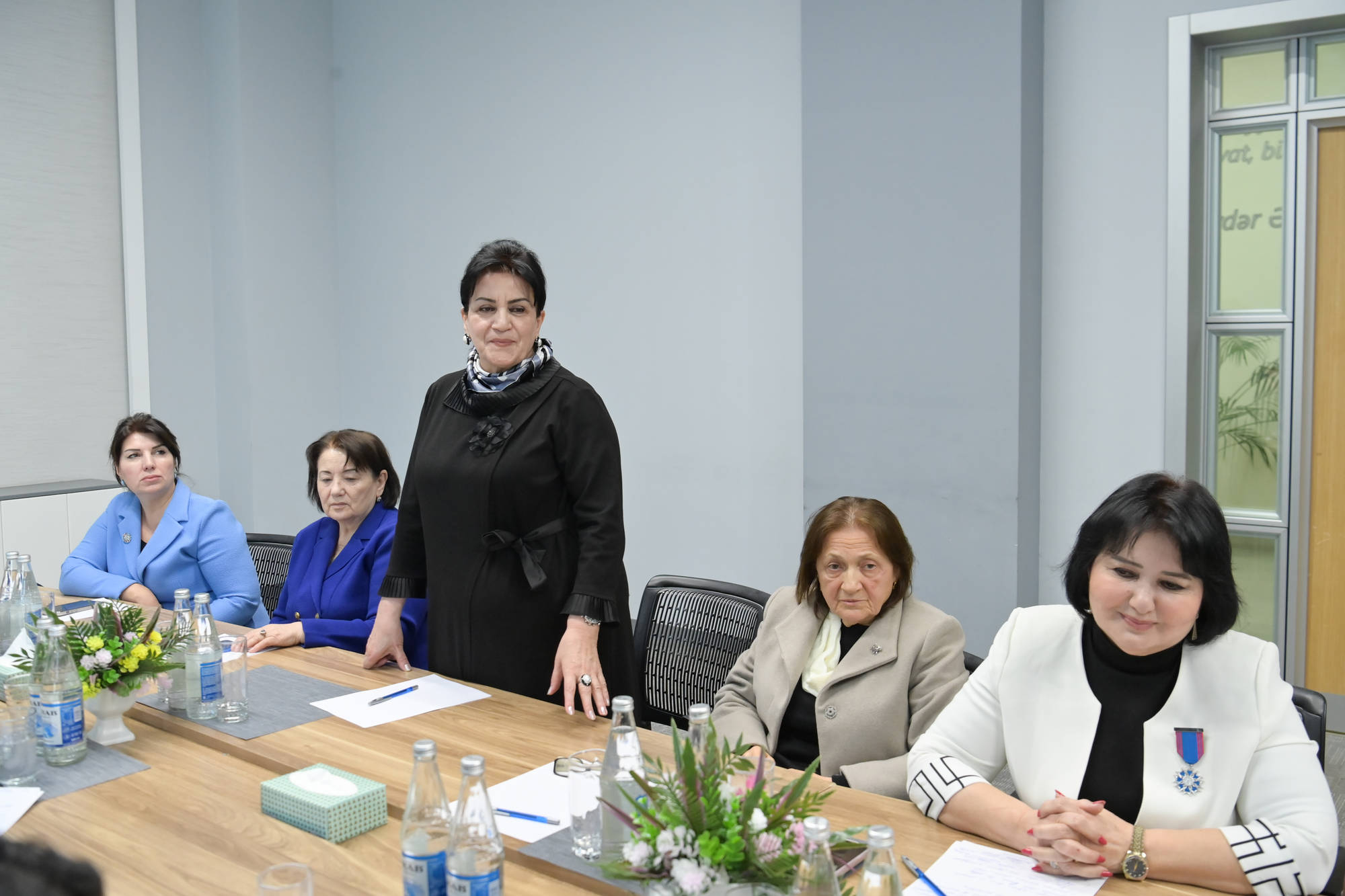 Elm və təhsil naziri təqaüddə olan qabaqcıl qadın təhsil işçiləri ilə görüş keçirib