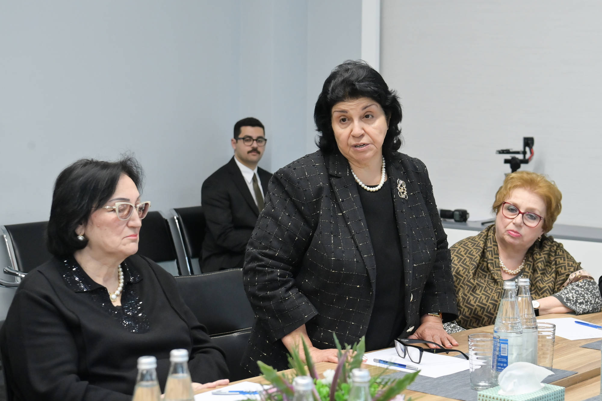 Elm və təhsil naziri təqaüddə olan qabaqcıl qadın təhsil işçiləri ilə görüş keçirib