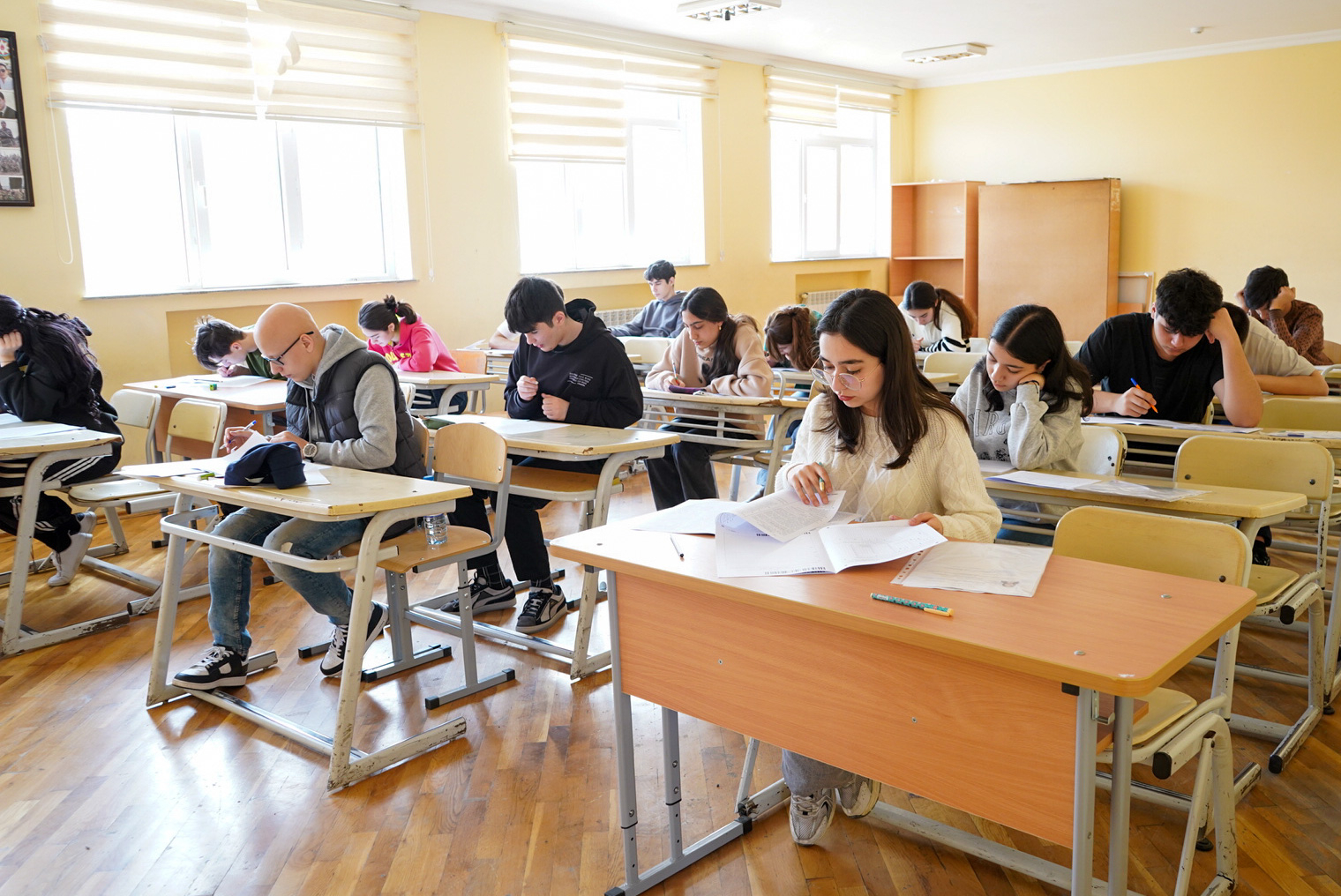 Buraxılış imtahanında 9 nəfərdə mobil telefon aşkarlanıb