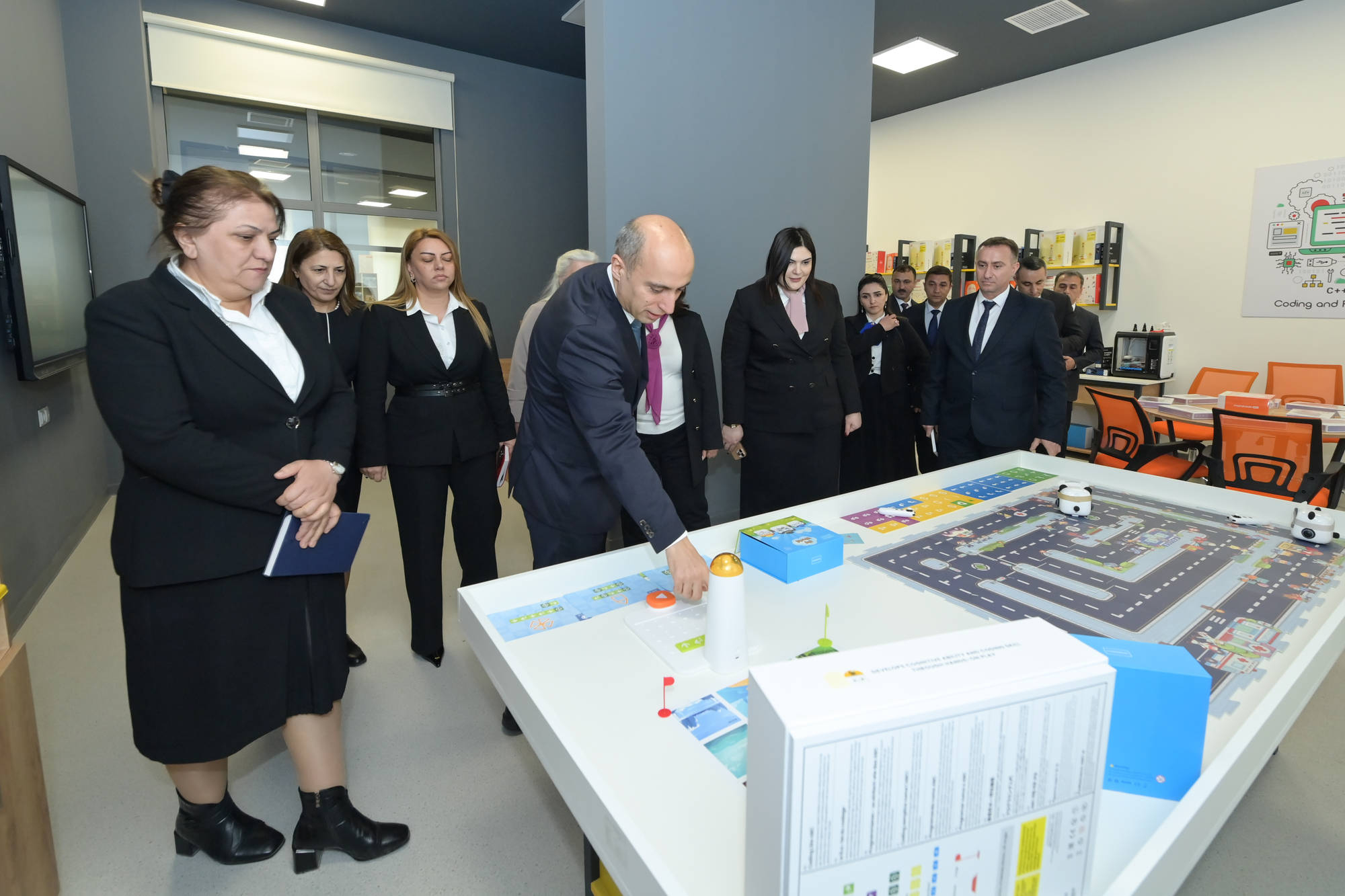 Nazir işğaldan azad olunmuş ərazilərdə çalışan müəllimlərlə görüşüb