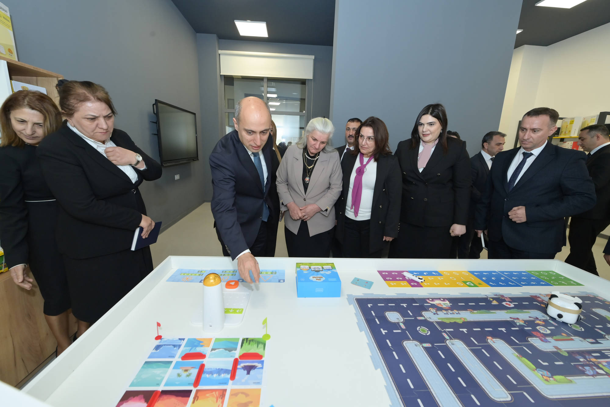 Nazir işğaldan azad olunmuş ərazilərdə çalışan müəllimlərlə görüşüb