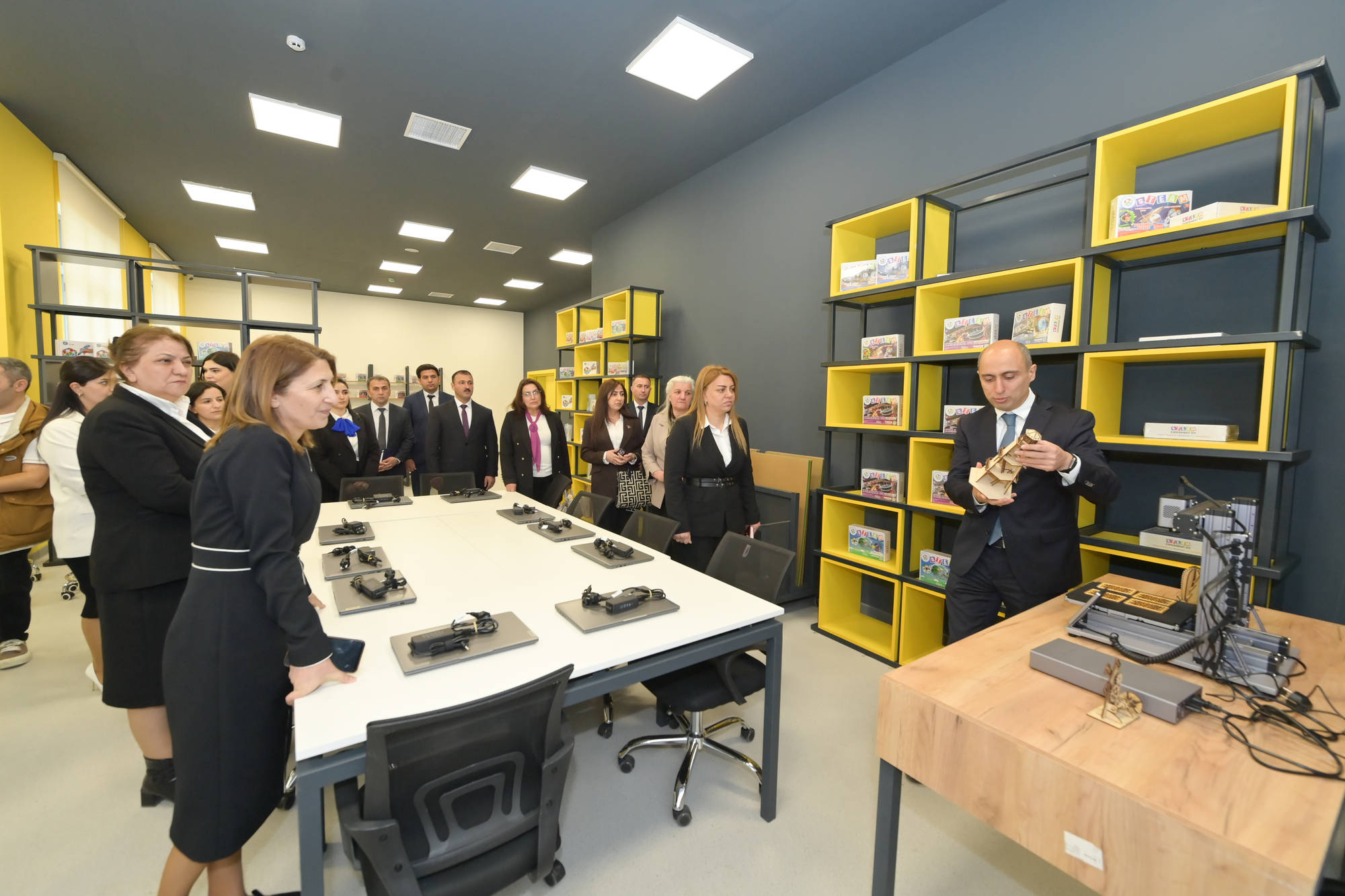 Nazir işğaldan azad olunmuş ərazilərdə çalışan müəllimlərlə görüşüb