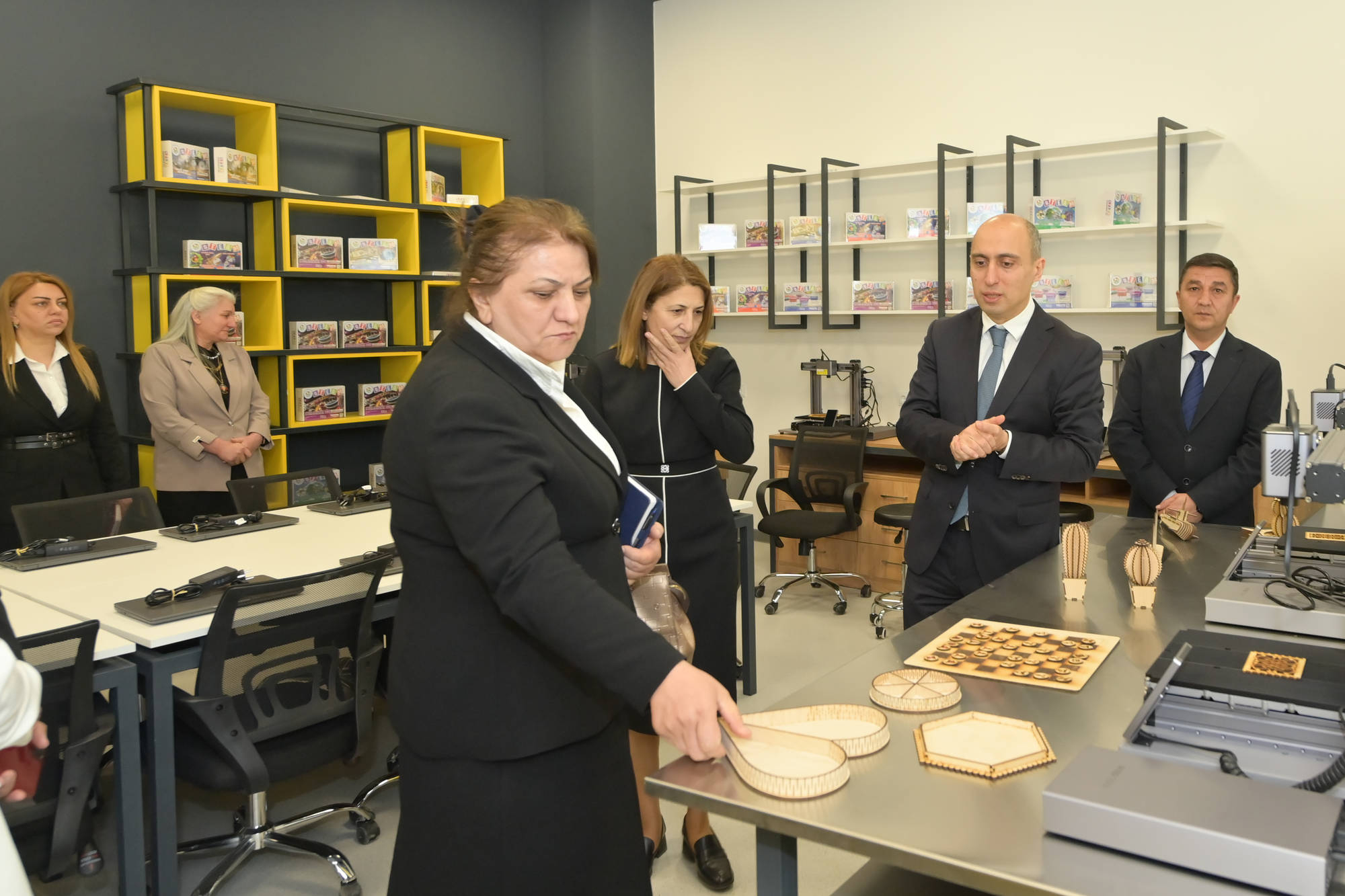 Nazir işğaldan azad olunmuş ərazilərdə çalışan müəllimlərlə görüşüb