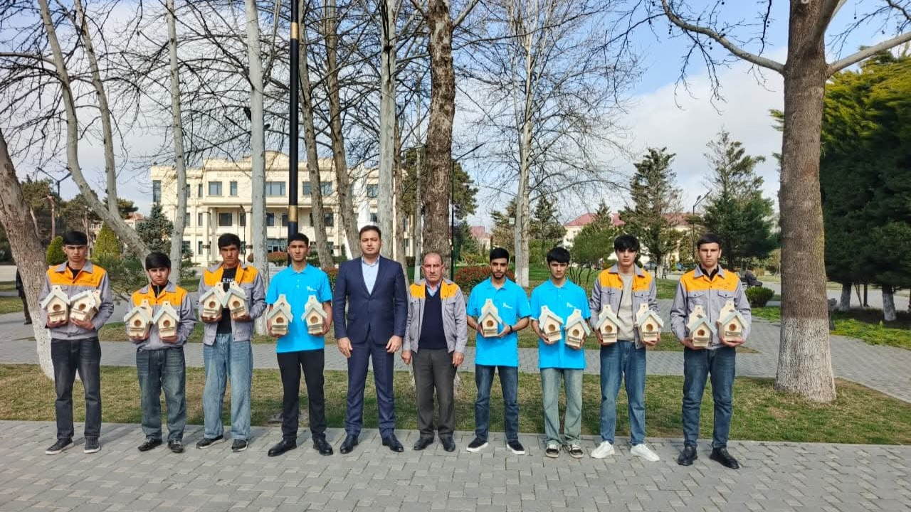 Biləsuvarda məktəblilər quşlar üçün evciklər hazırladılar 