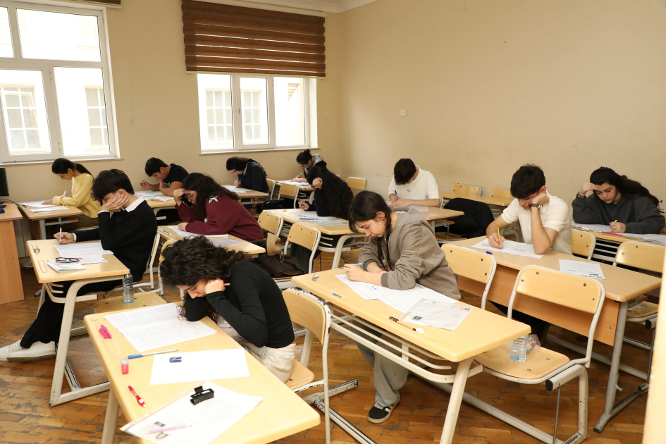 Tam orta təhsil səviyyəsi üzrə buraxılış imtahanı keçirilib