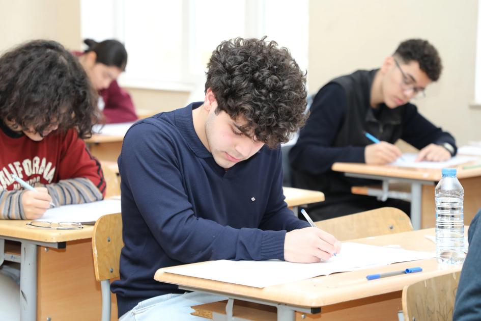 Tam orta təhsil səviyyəsi üzrə buraxılış imtahanı keçirilib