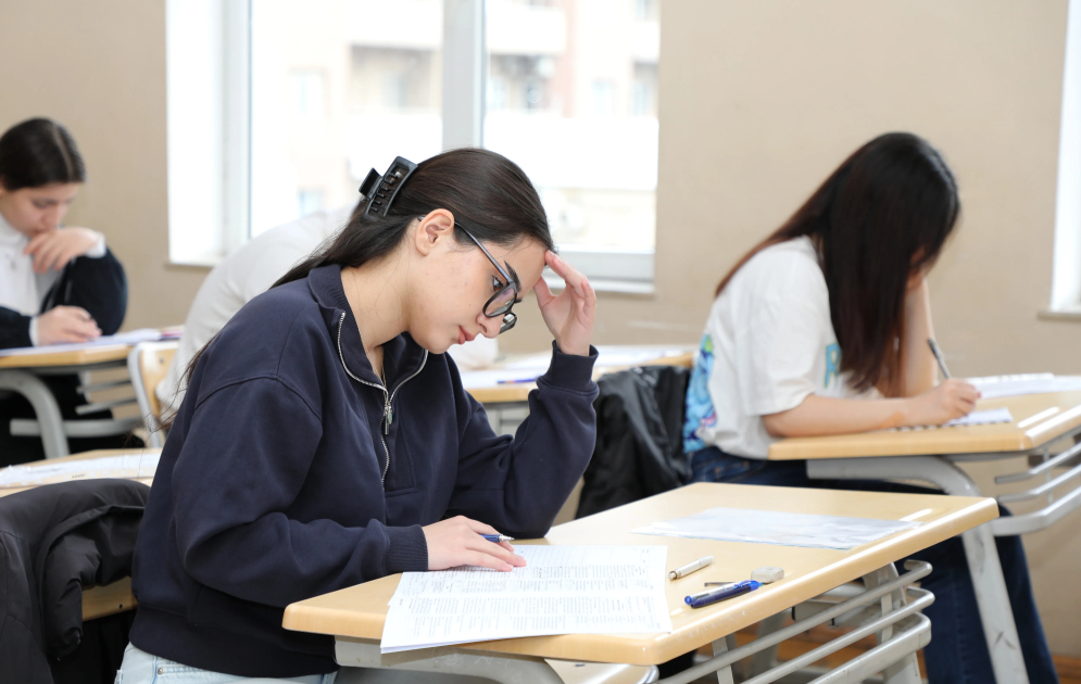 Tam orta təhsil səviyyəsi üzrə buraxılış imtahanı keçirilib