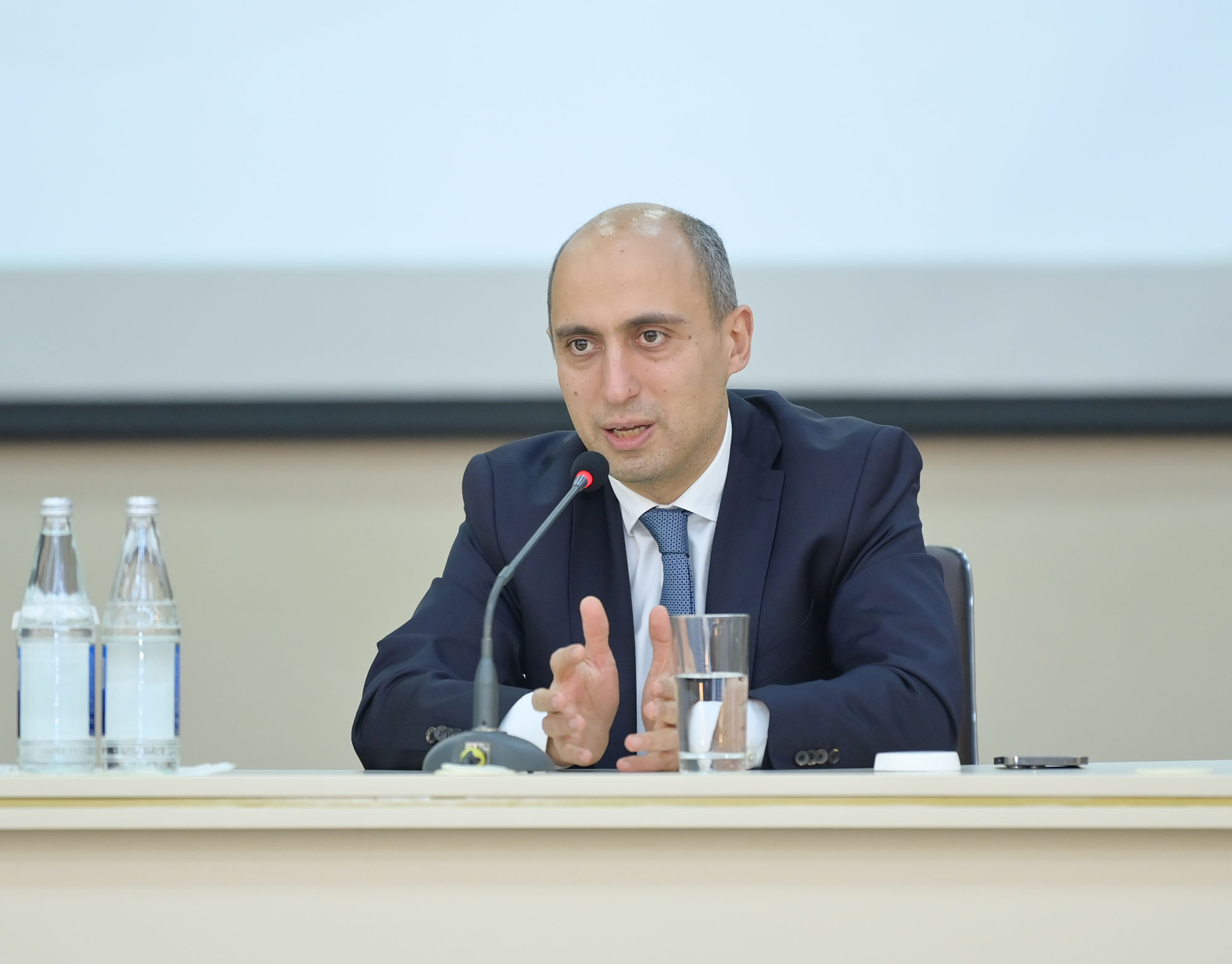 Emin Əmrullayev təhsil idarəçiliyi və liderlik üzrə təcrübəsini bölüşüb