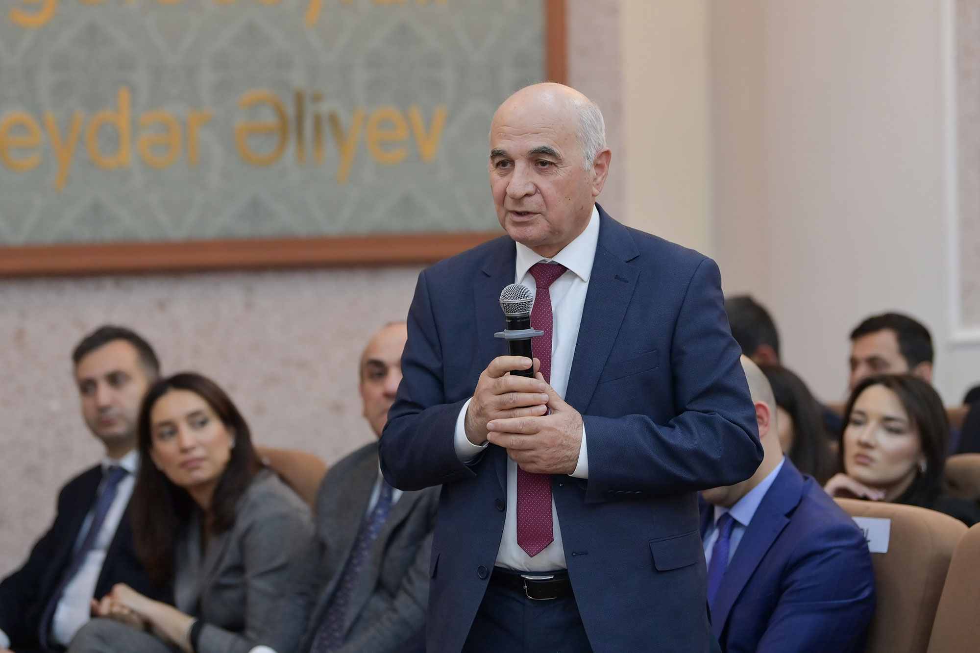 Emin Əmrullayev təhsil idarəçiliyi və liderlik üzrə təcrübəsini bölüşüb