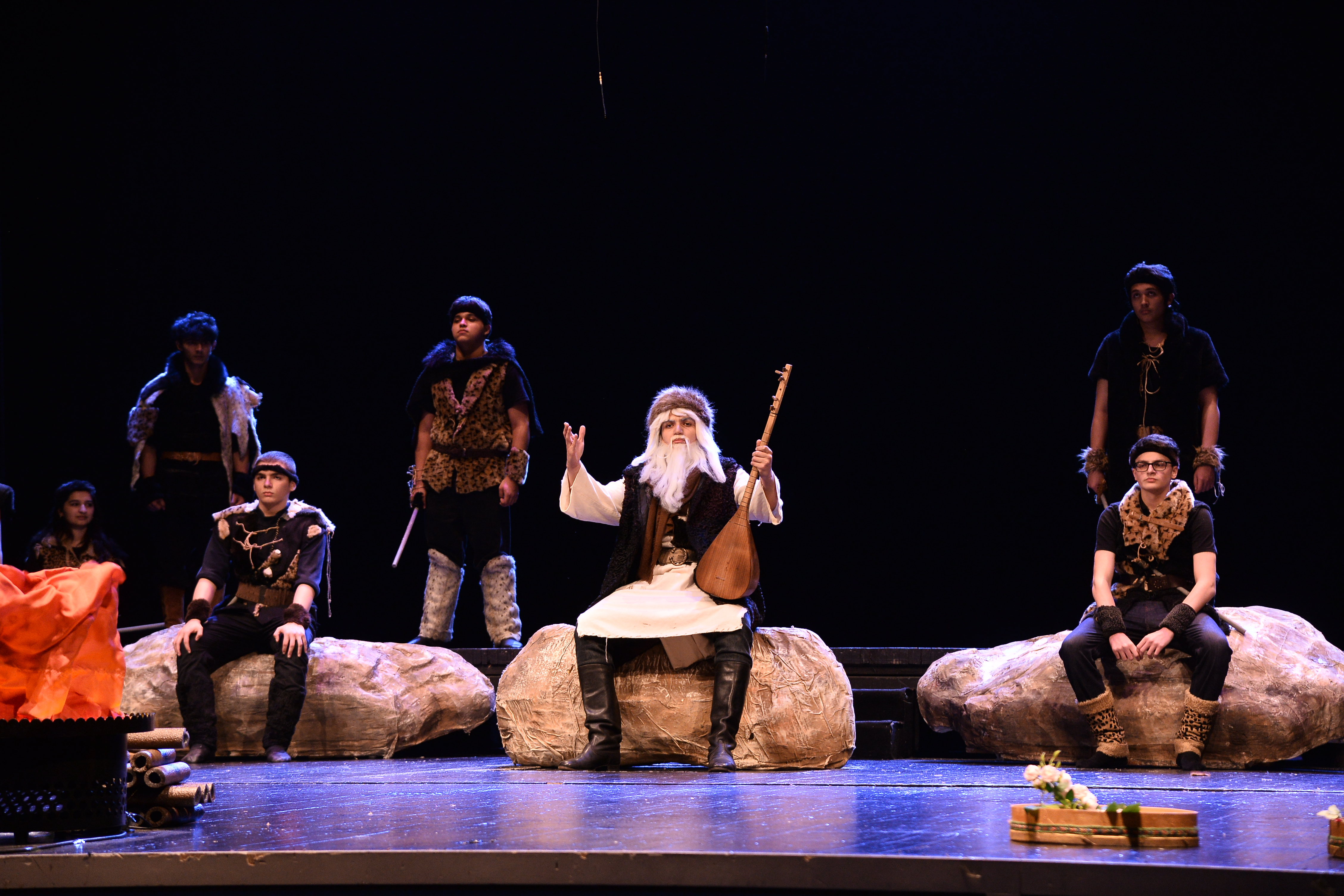 Keçmişdən gələcəyə uzanan dəyərlər – Məktəblilər peşəkar səhnədə