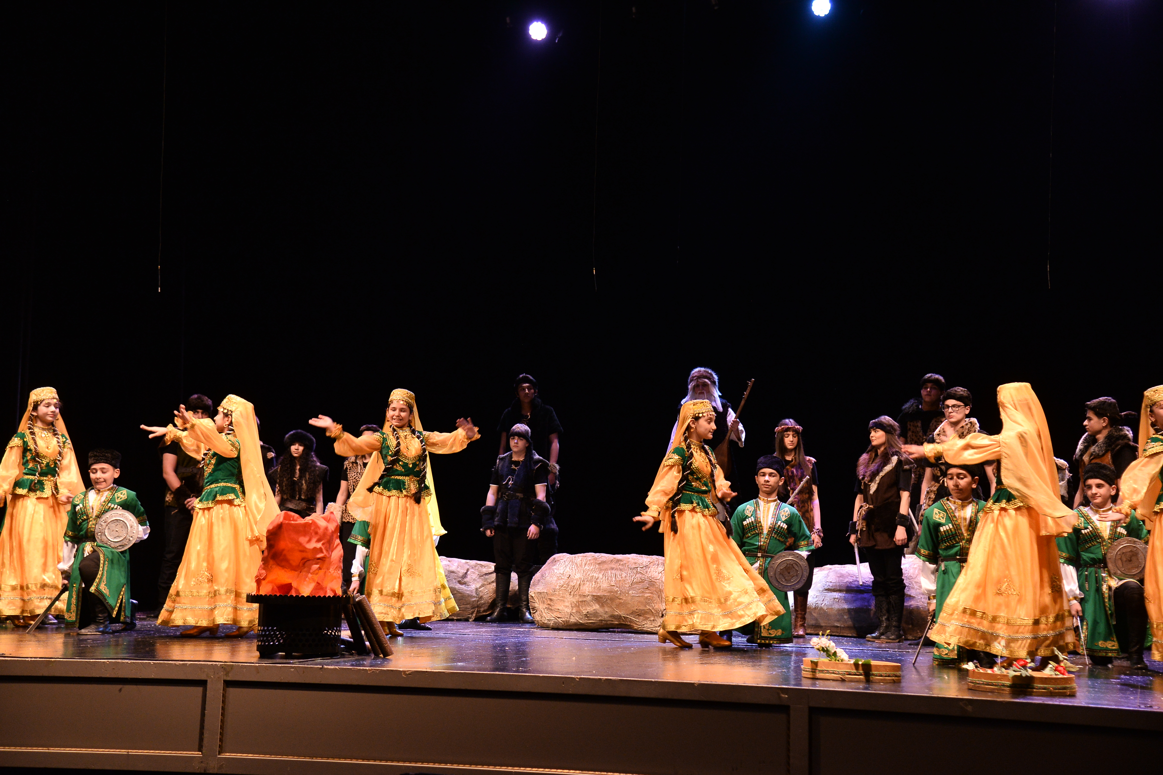 Keçmişdən gələcəyə uzanan dəyərlər – Məktəblilər peşəkar səhnədə