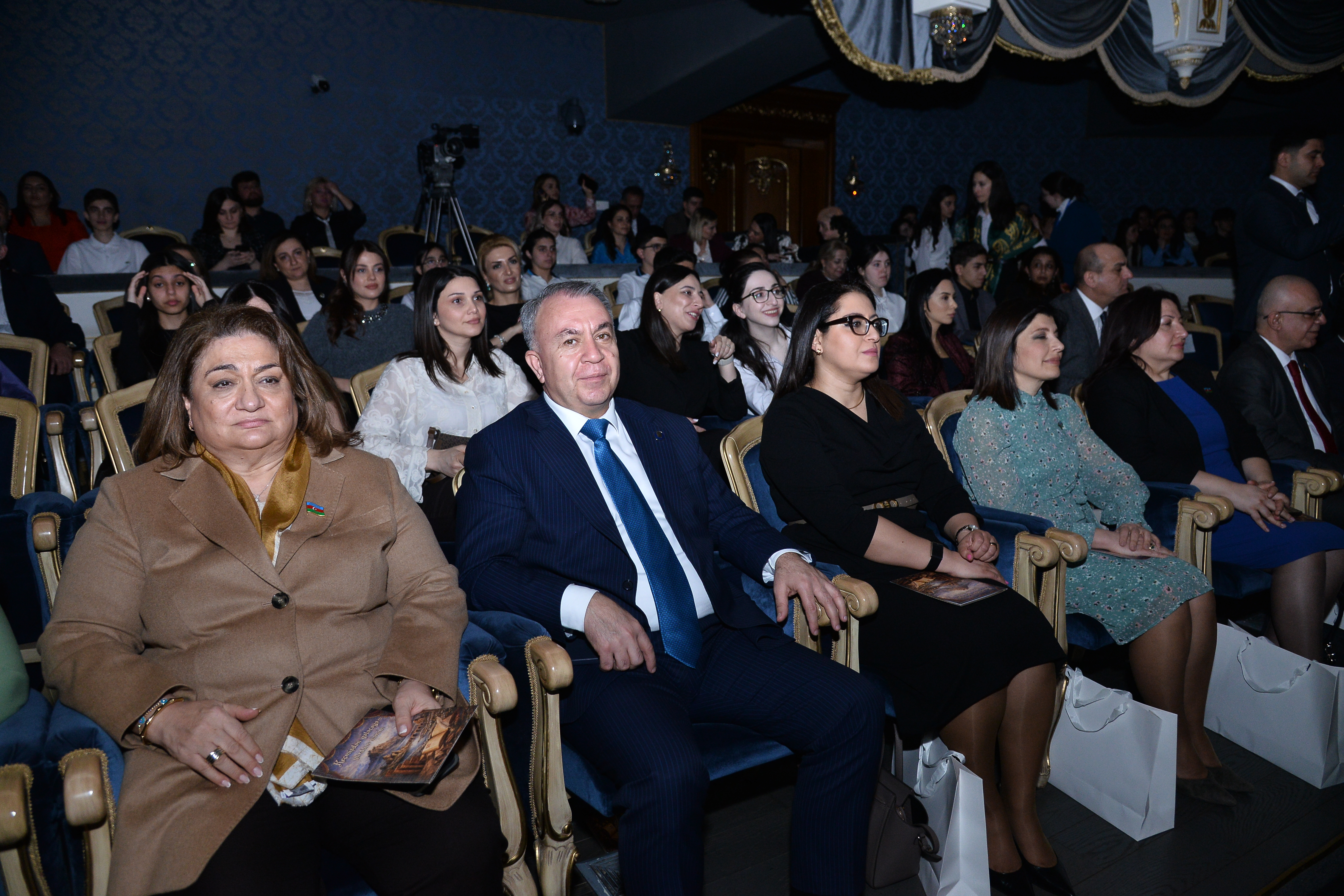 Keçmişdən gələcəyə uzanan dəyərlər – Məktəblilər peşəkar səhnədə