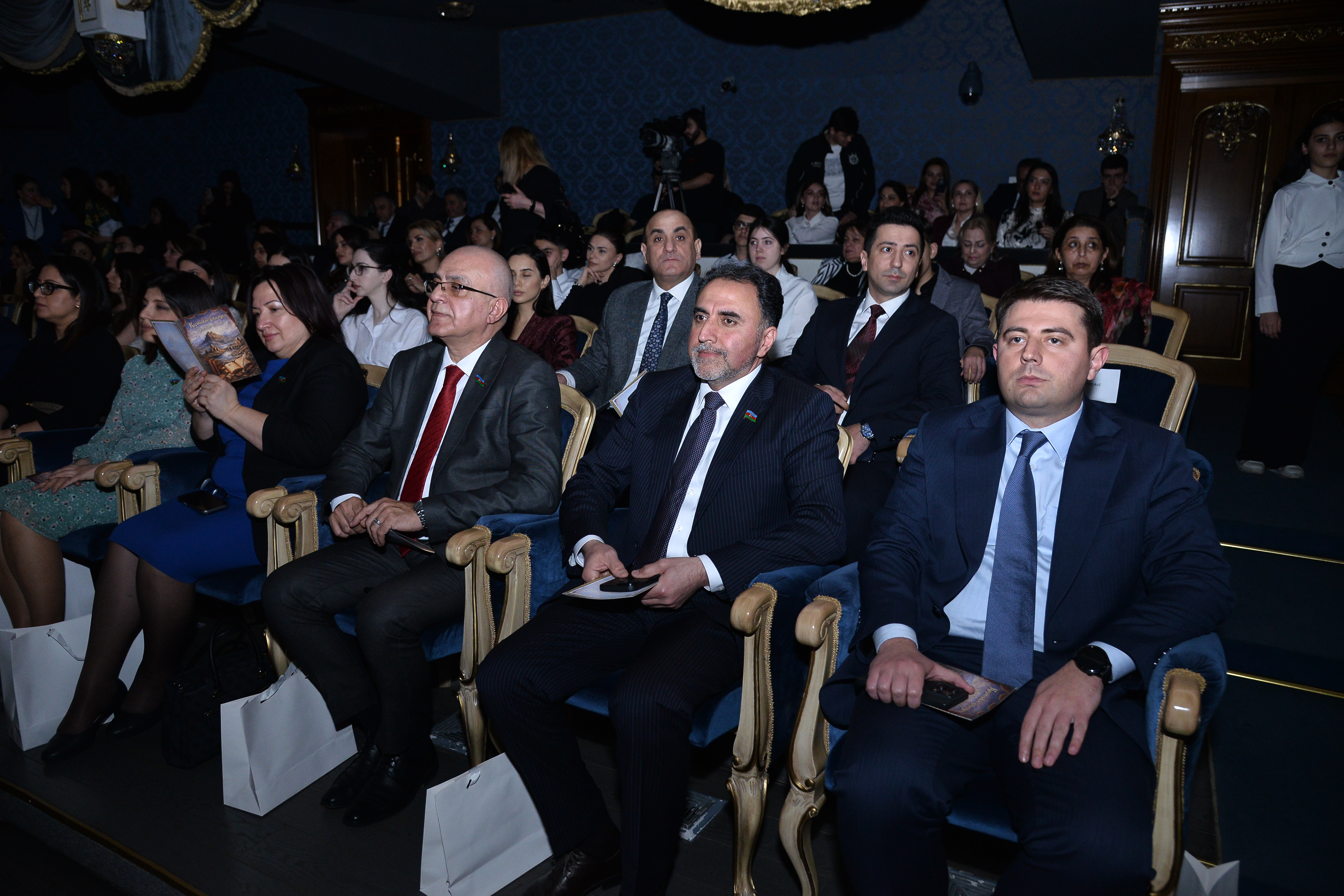 Keçmişdən gələcəyə uzanan dəyərlər – Məktəblilər peşəkar səhnədə