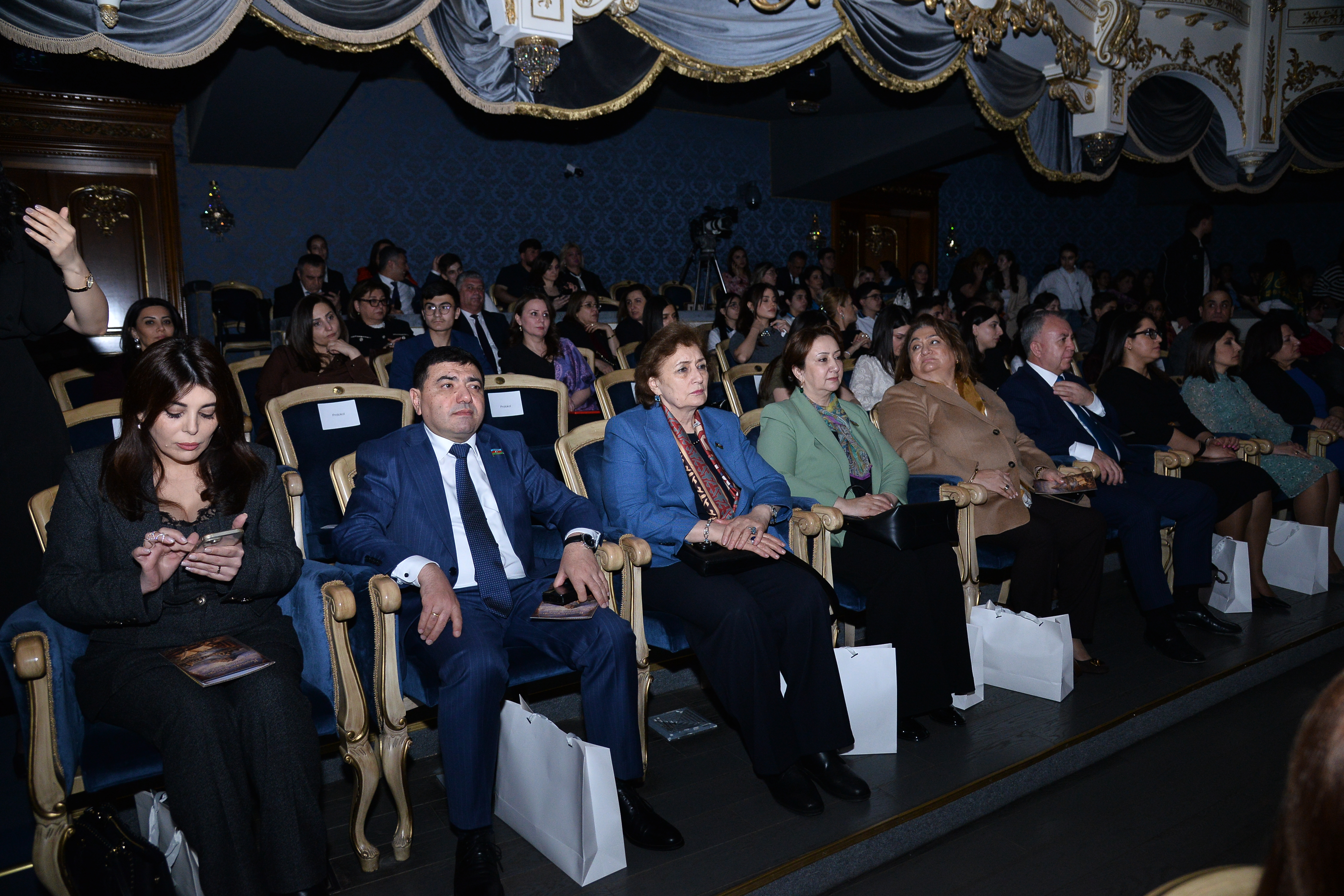 Keçmişdən gələcəyə uzanan dəyərlər – Məktəblilər peşəkar səhnədə