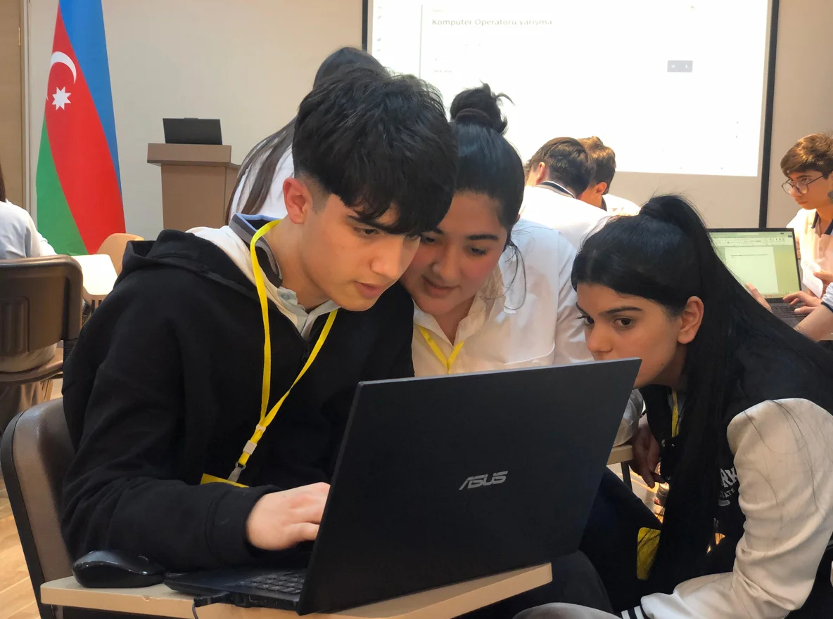 "Kompüter operatoru" ixtisası üzrə yarış keçirilib