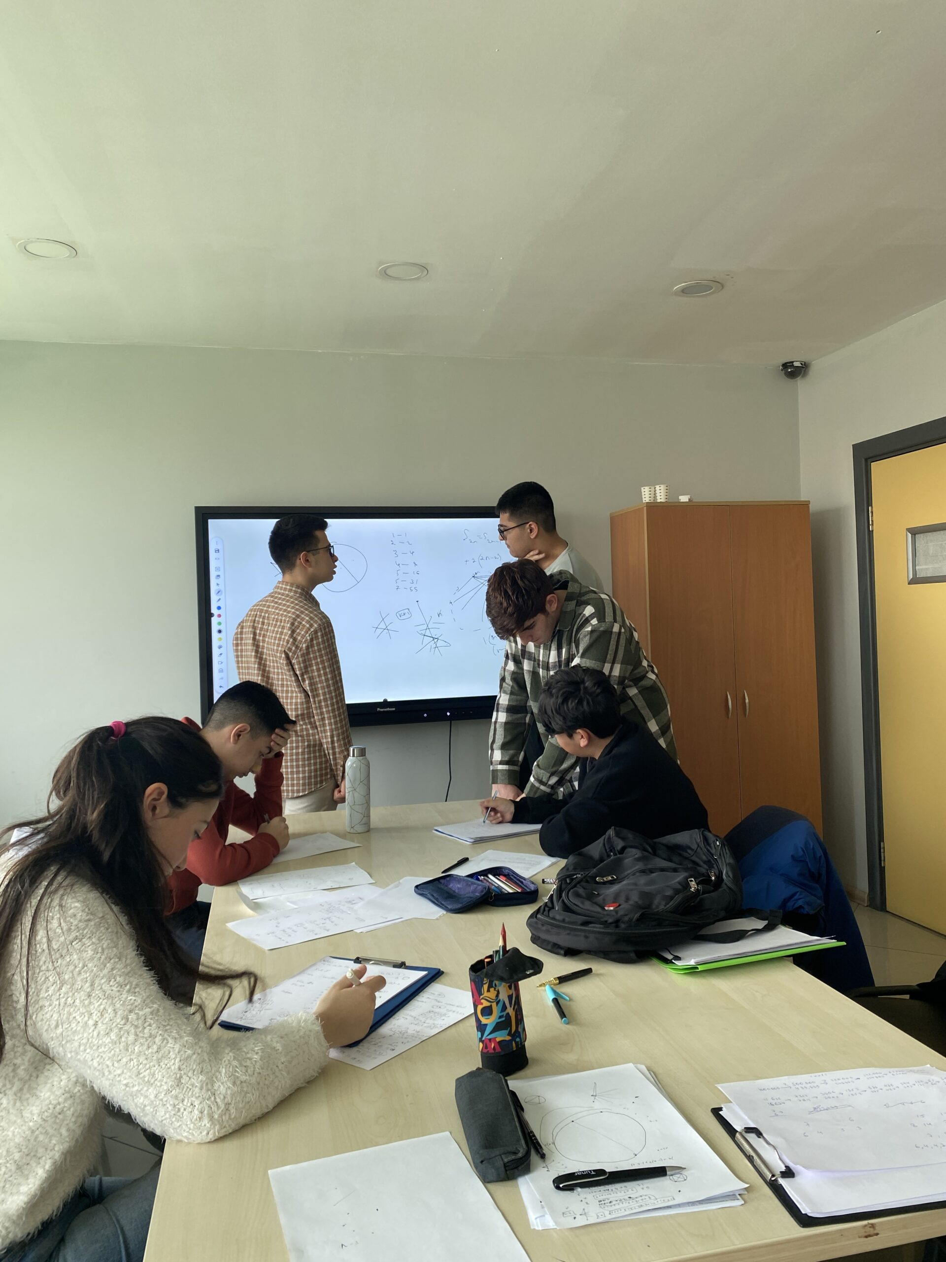 Beynəlxalq olimpiadalara hazırlaşan şagirdlər arasında yarış keçirilib