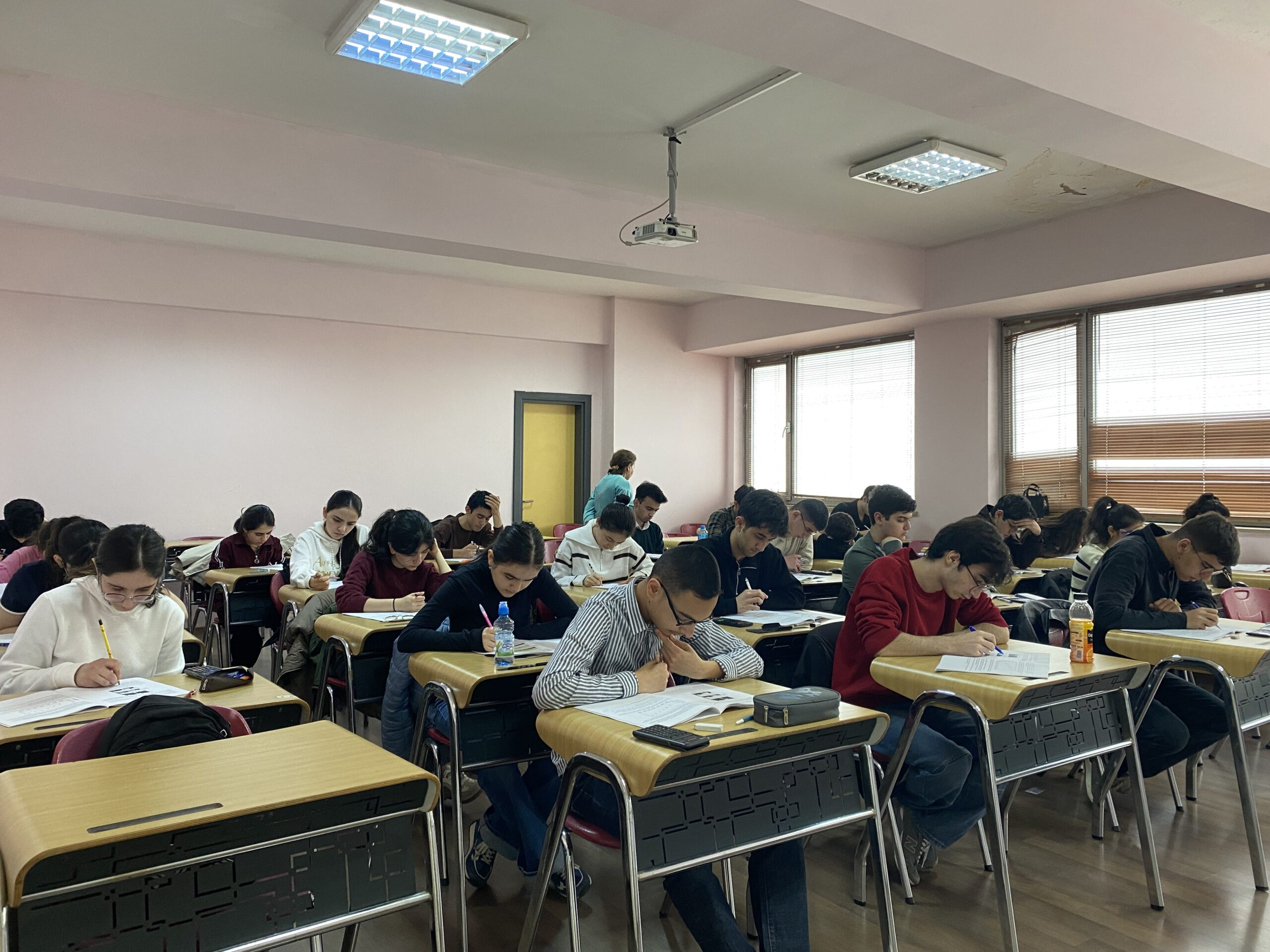 Biologiya üzrə beynəlxalq olimpiadalara hazırlaşanlar üçün imtahan keçirilib