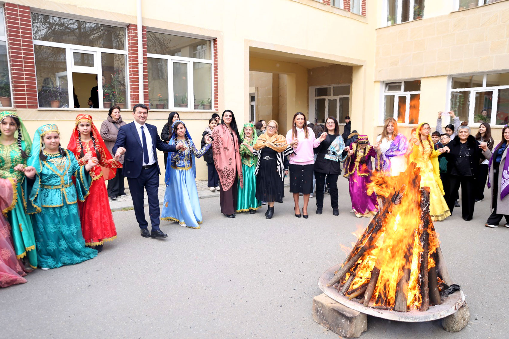 Məktəblilərin bahar sevinci