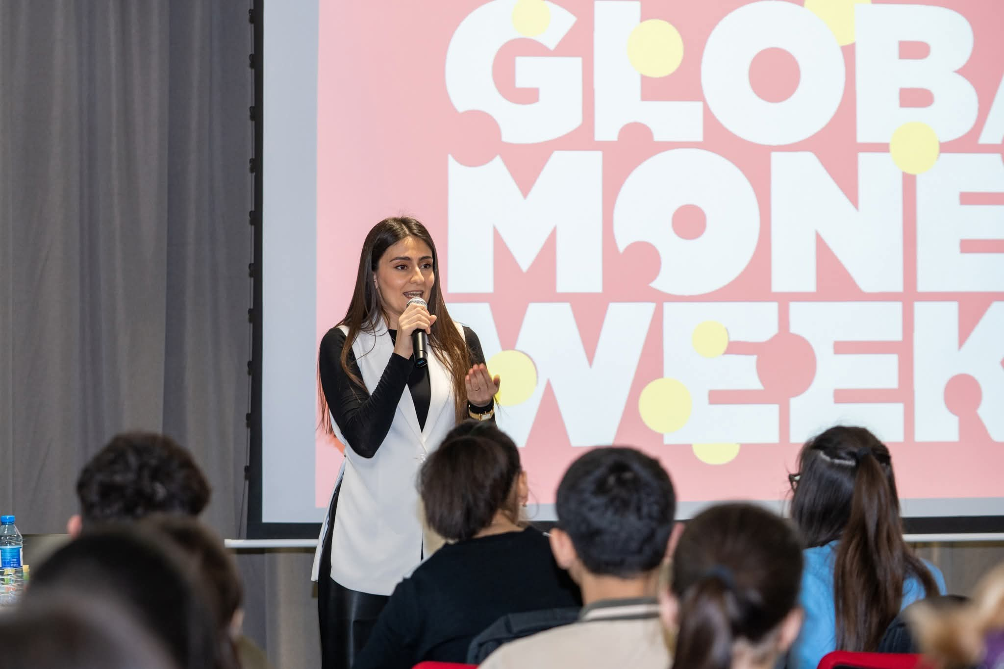 Şagirdlərin maliyyə savadlılığının artırılmasına yönəlmiş maarifləndirici sessiya keçirilib