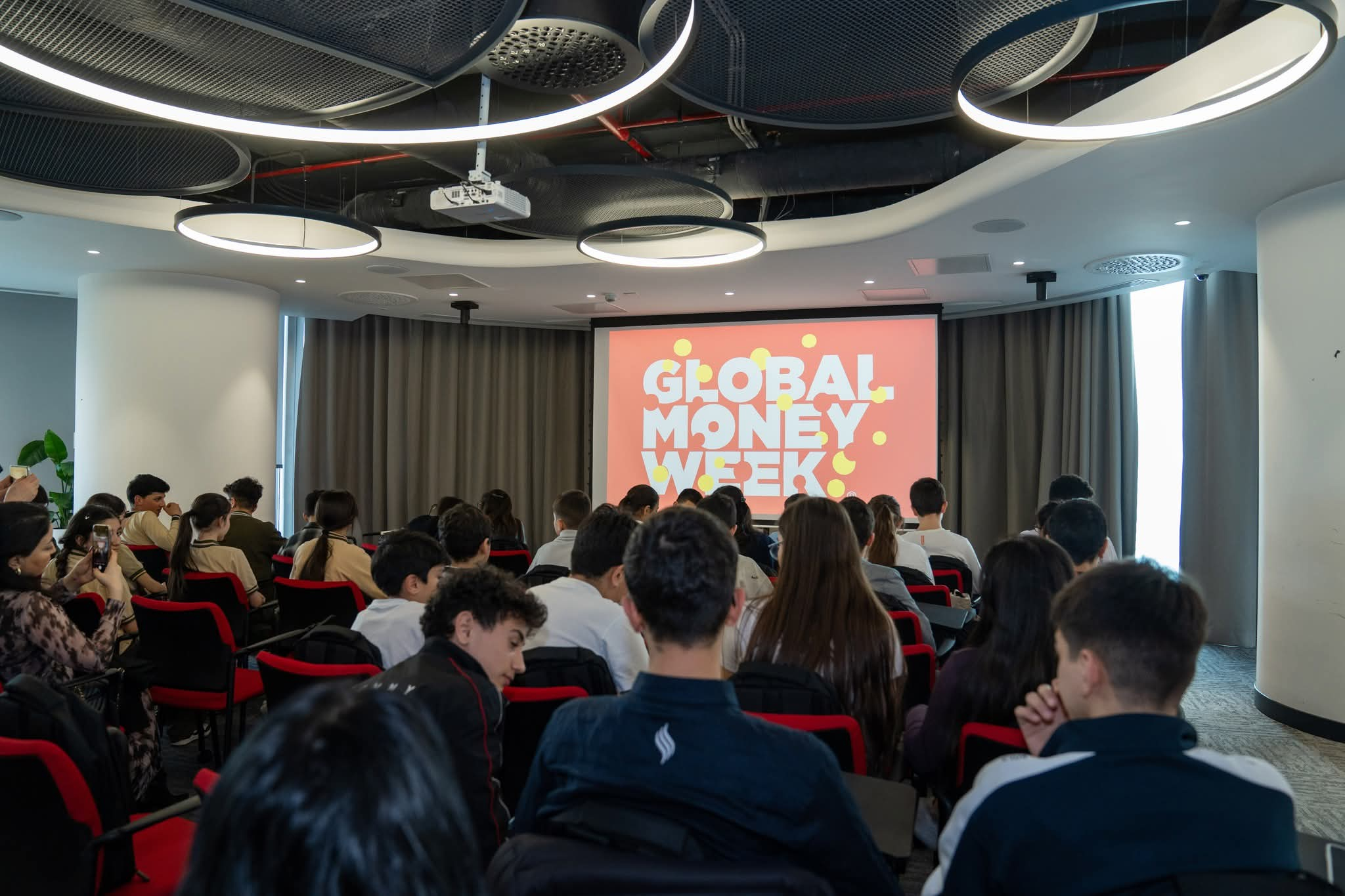 Şagirdlərin maliyyə savadlılığının artırılmasına yönəlmiş maarifləndirici sessiya keçirilib