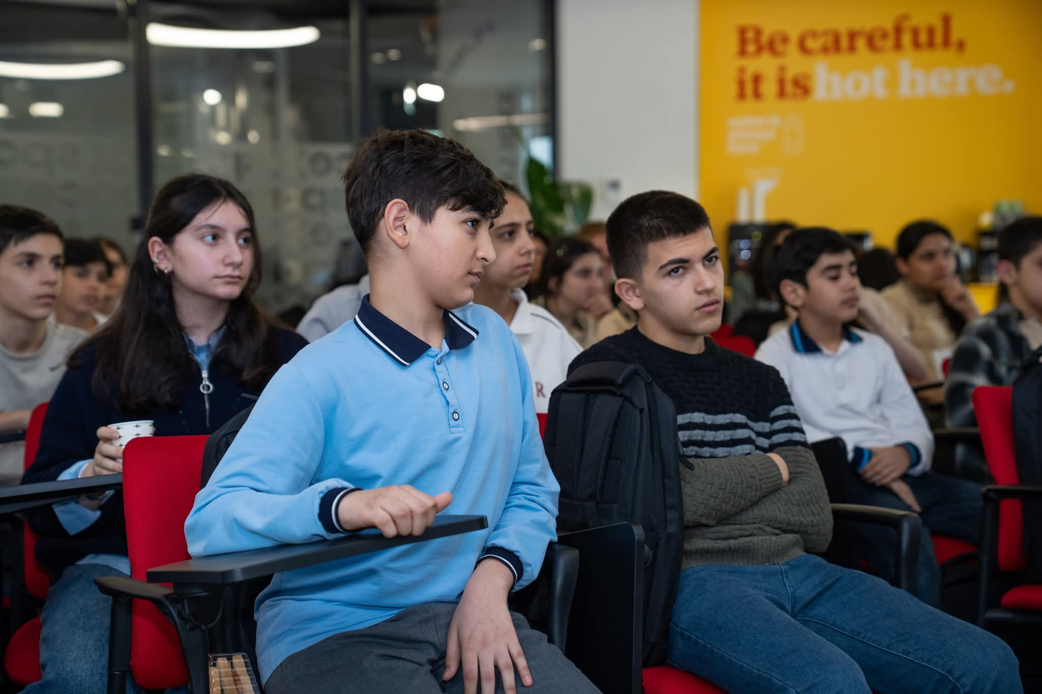 Şagirdlərin maliyyə savadlılığının artırılmasına yönəlmiş maarifləndirici sessiya keçirilib