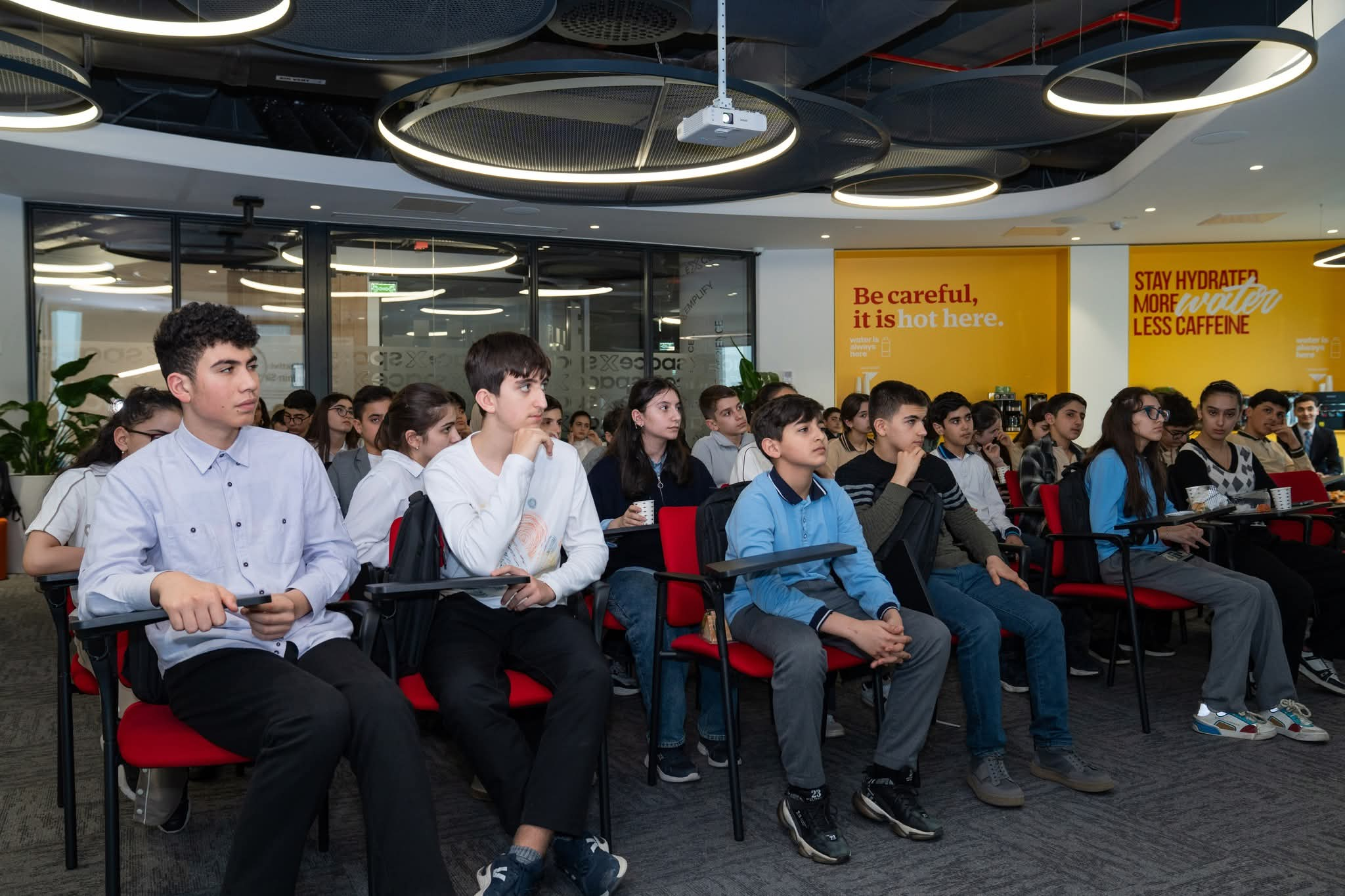 Şagirdlərin maliyyə savadlılığının artırılmasına yönəlmiş maarifləndirici sessiya keçirilib