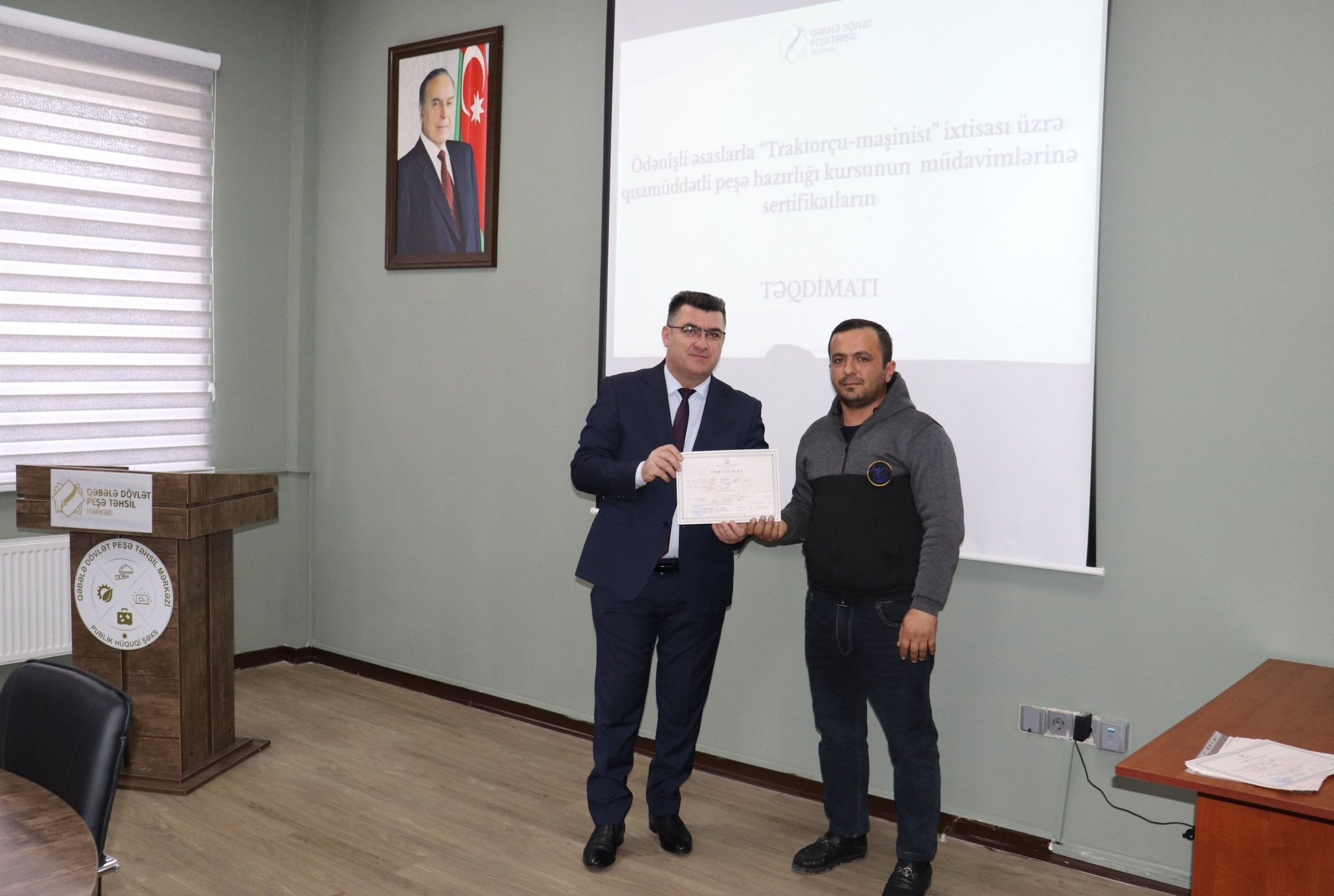 Qəbələdə “Traktorçu-maşinist” kursunu bitirənlərə sertifikatlar təqdim olunub