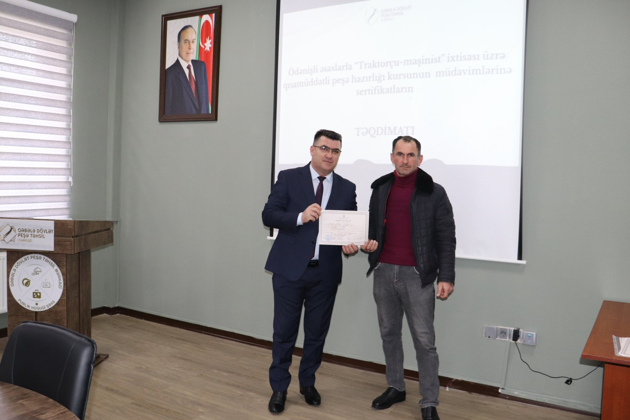 Qəbələdə “Traktorçu-maşinist” kursunu bitirənlərə sertifikatlar təqdim olunub
