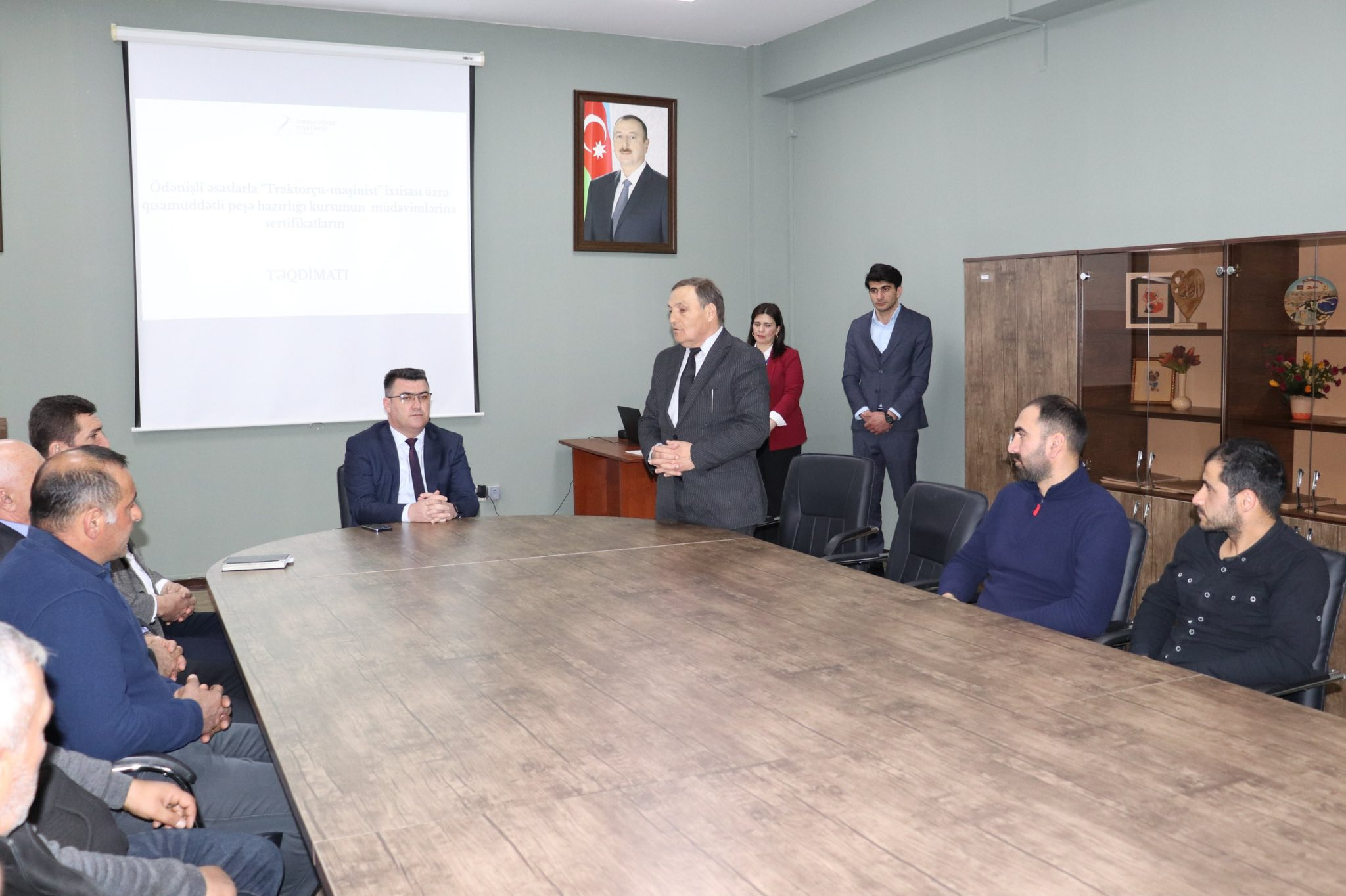 Qəbələdə “Traktorçu-maşinist” kursunu bitirənlərə sertifikatlar təqdim olunub