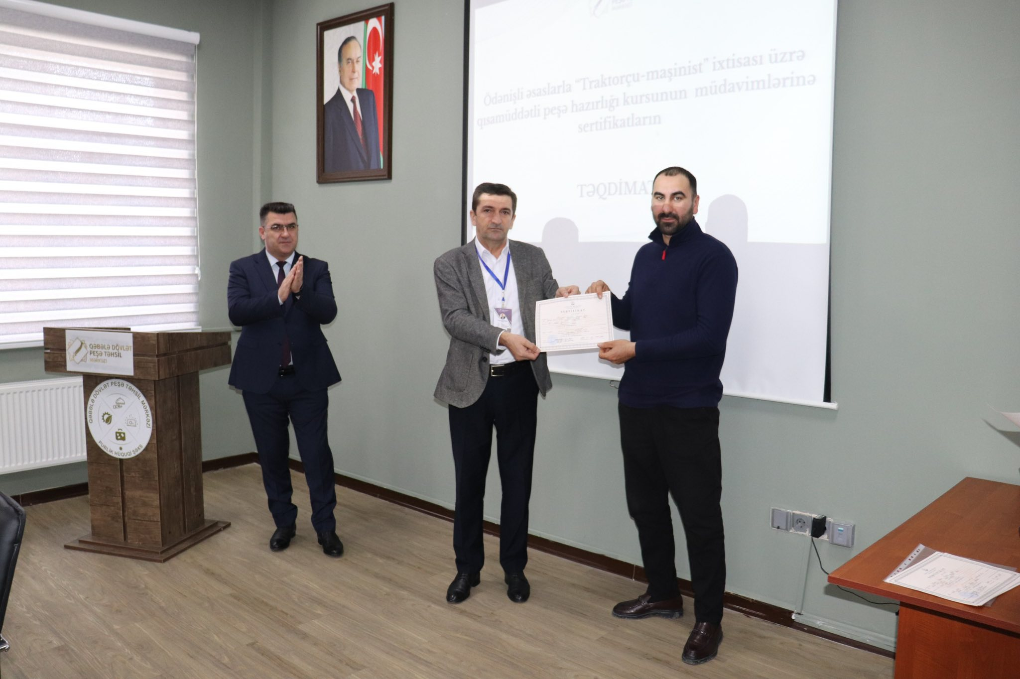 Qəbələdə “Traktorçu-maşinist” kursunu bitirənlərə sertifikatlar təqdim olunub