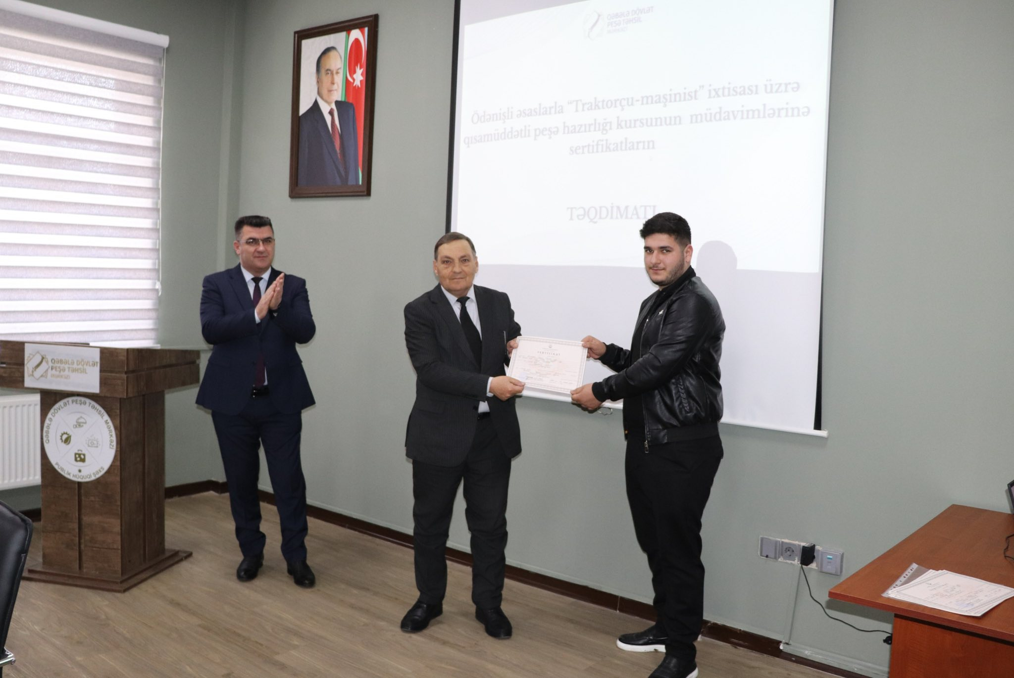 Qəbələdə “Traktorçu-maşinist” kursunu bitirənlərə sertifikatlar təqdim olunub