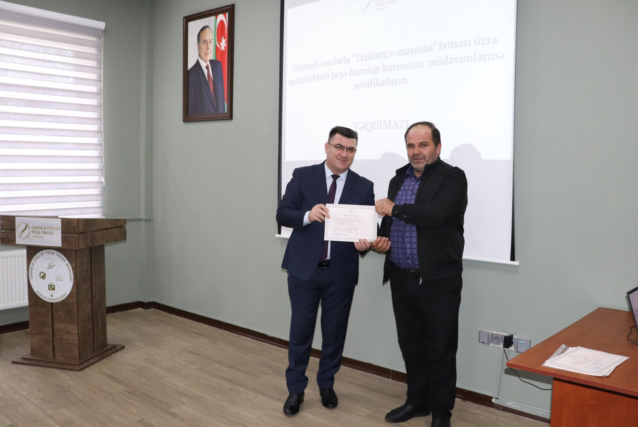 Qəbələdə “Traktorçu-maşinist” kursunu bitirənlərə sertifikatlar təqdim olunub
