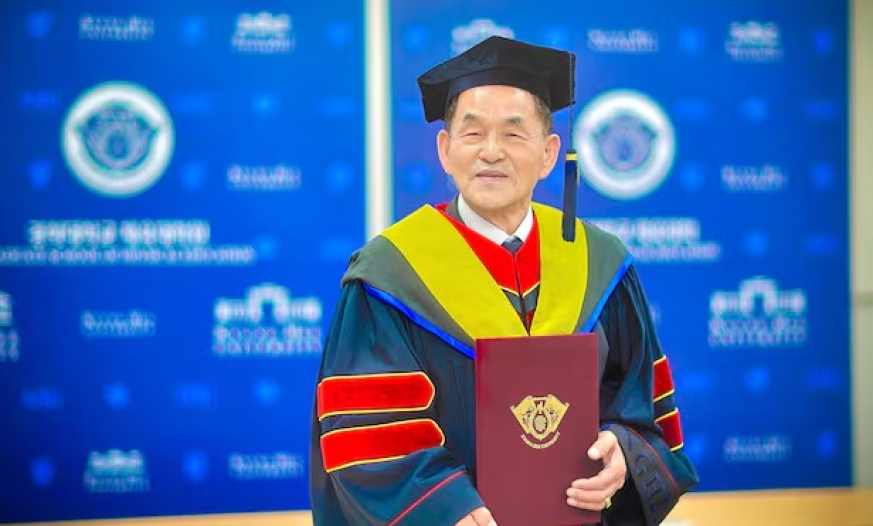 58 ildən sonra 83 yaşında magistr dərəcəsi aldı 