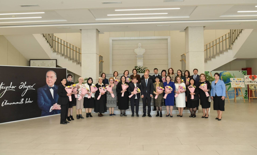 Elm və təhsil naziri təqaüddə olan qabaqcıl qadın təhsil işçiləri ilə görüş keçirib