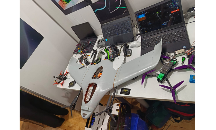 Şagirdlər robotları bir platformadan idarə edən sistem hazırladılar