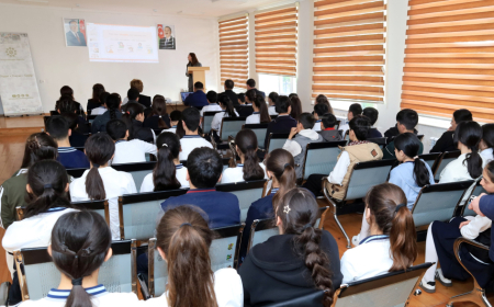 Ağdaş və Qax məktəbliləri erkən nikahın zərərli təsirləri barədə məlumatlandırılıblar 