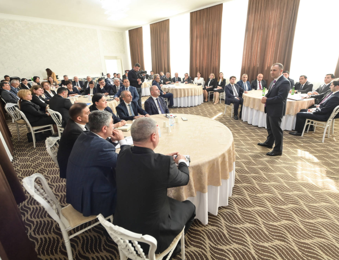 Kənan Kərimzadə Lənkəran-Astara regionunun məktəb direktorları ilə görüşüb