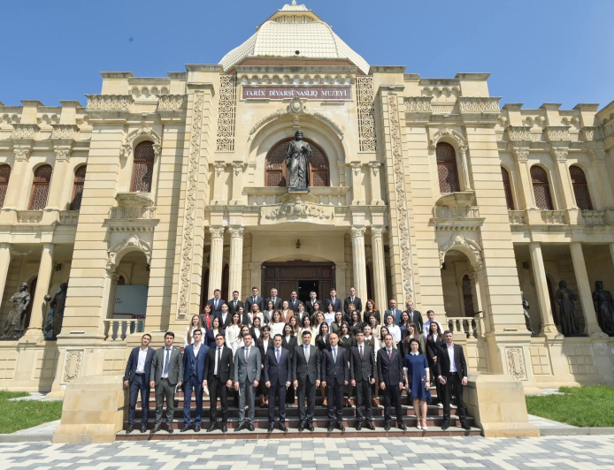 Emin Əmrullayev Quba-Xaçmaz regionu üzrə təhsil işçiləri ilə görüşüb