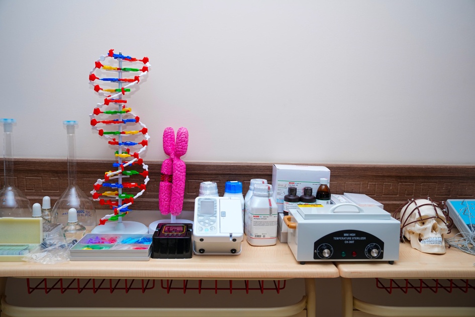 NDU-nun Tibb fakültəsinin laboratoriyaları üçün yeni avadanlıq və dərsliklər alınıb